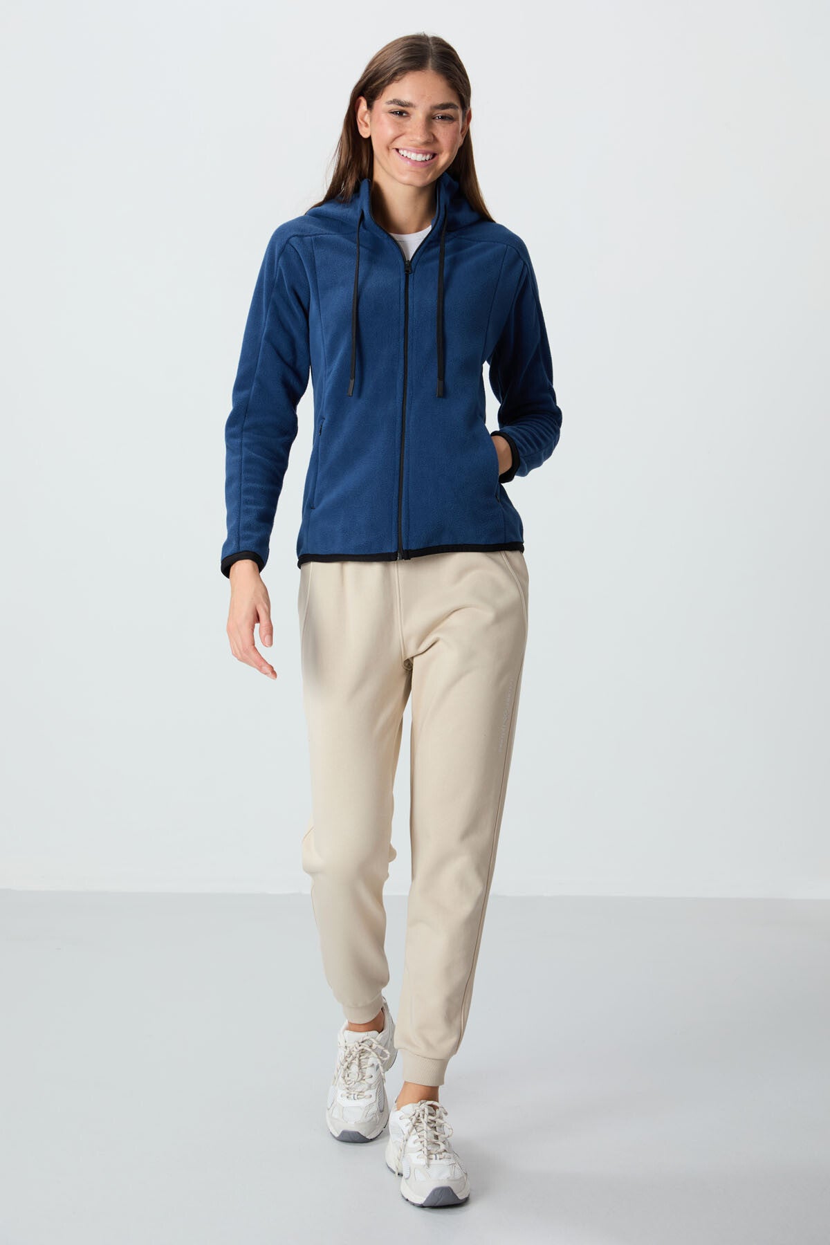 Image of Hanorac de damă Parliament, gros, moale, texturat, cu glugă, croială standard, din fleece brodat -97287