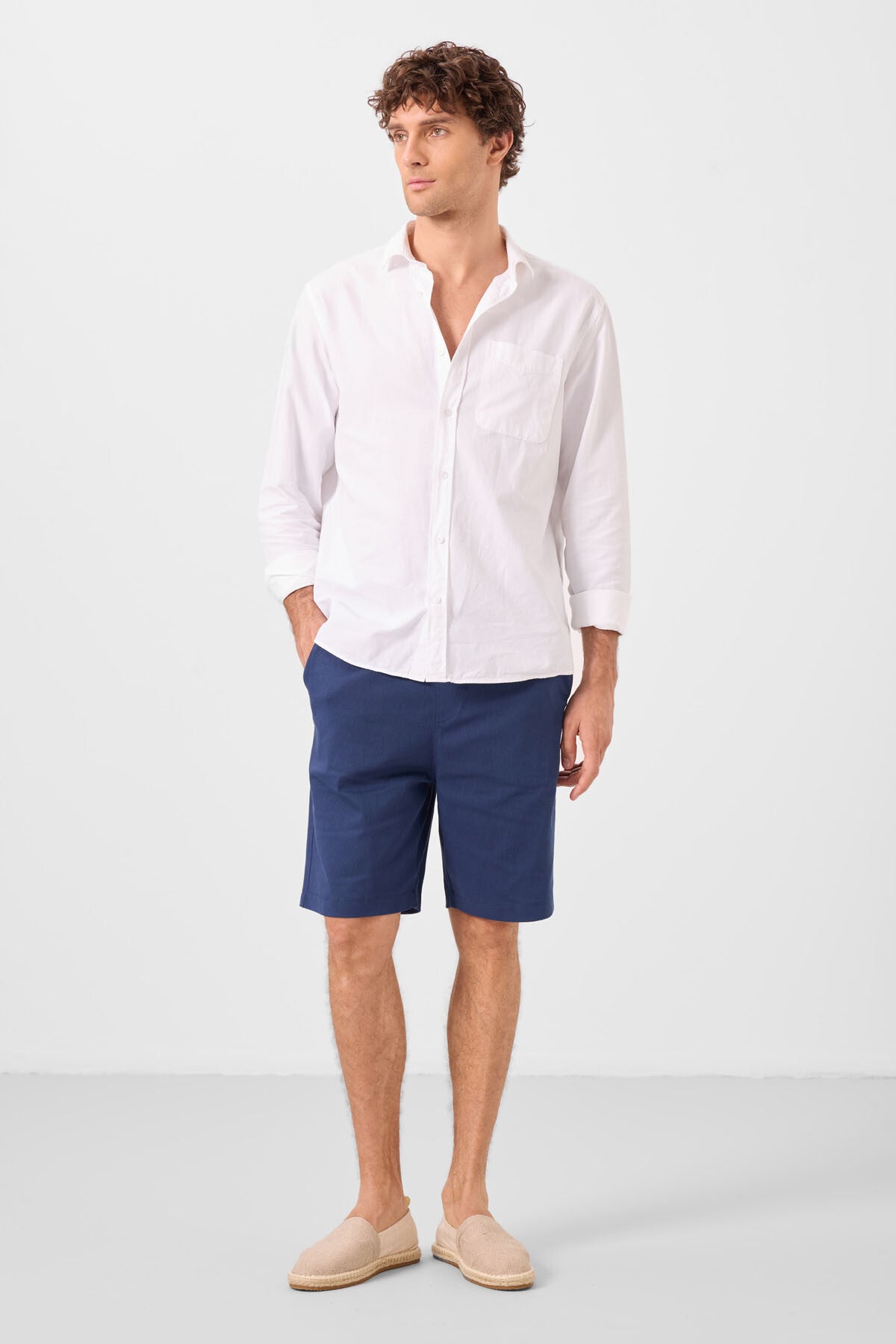 Image of Pantaloni scurți chino elastici ușori, țesuți, din material standard Parliament pentru bărbați - 81291