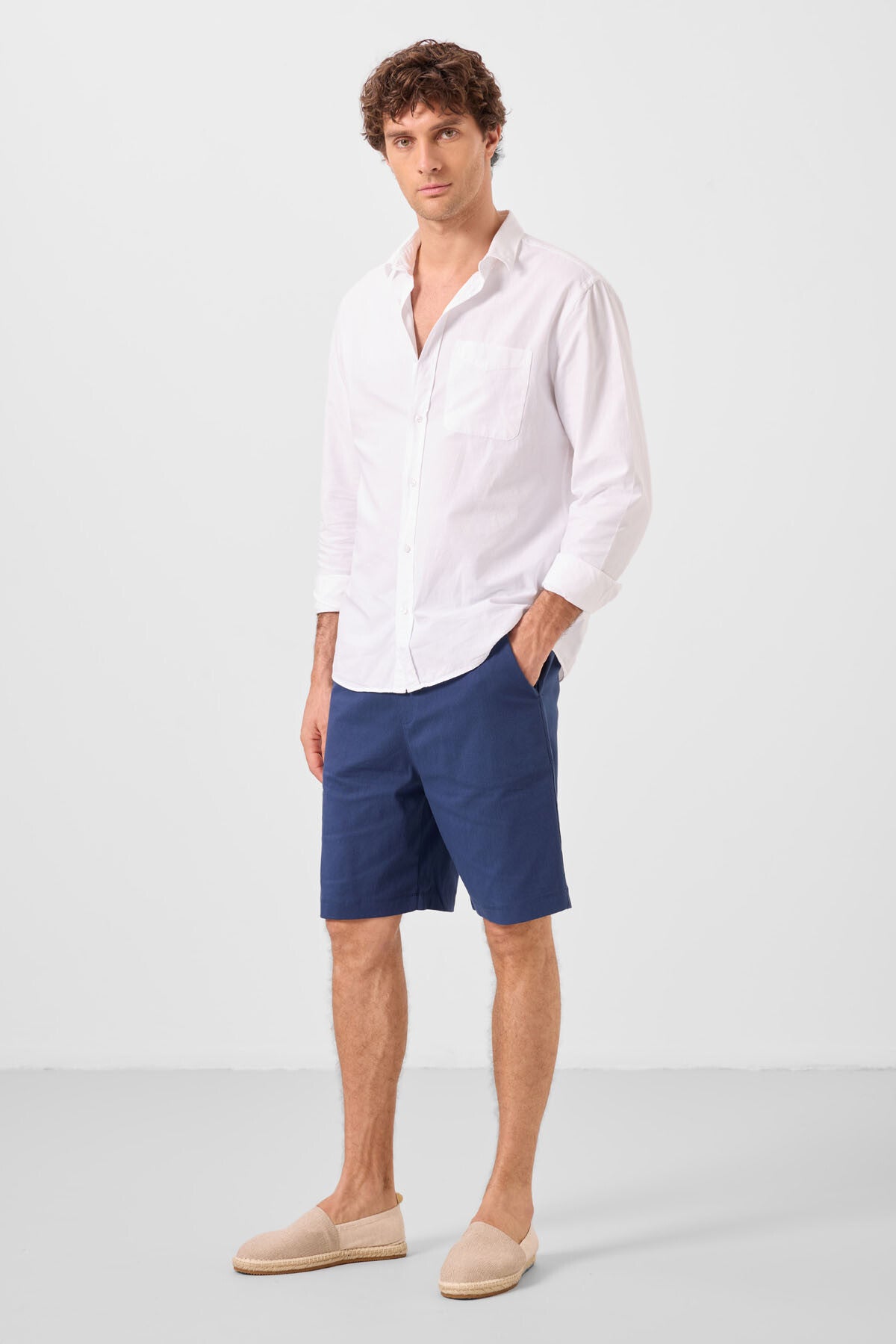 Image of Pantaloni scurți chino elastici ușori, țesuți, din material standard Parliament pentru bărbați - 81291