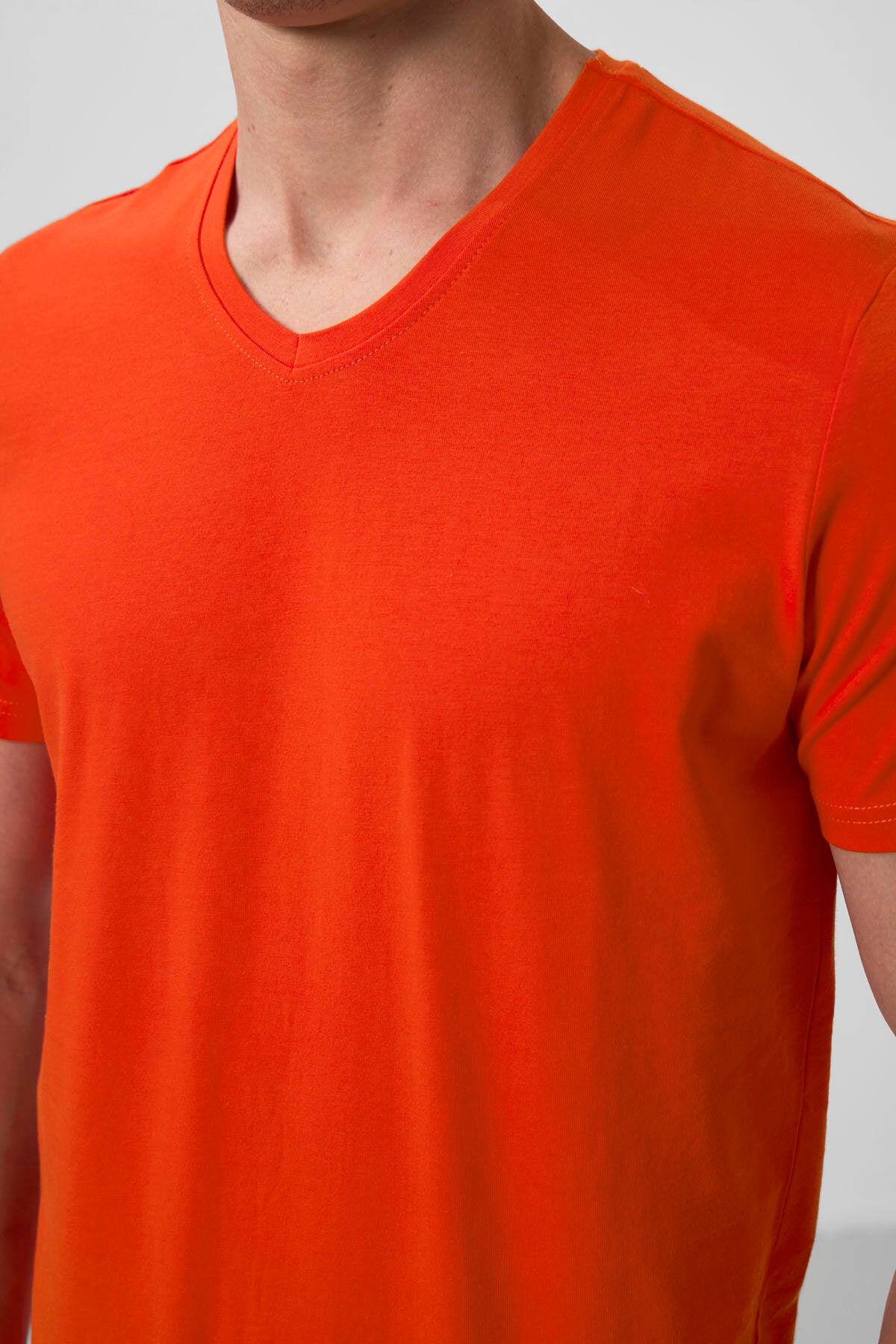 Image of Tricou bărbătesc portocaliu, cu mânecă scurtă, croială standard și decolteu în V - 87912