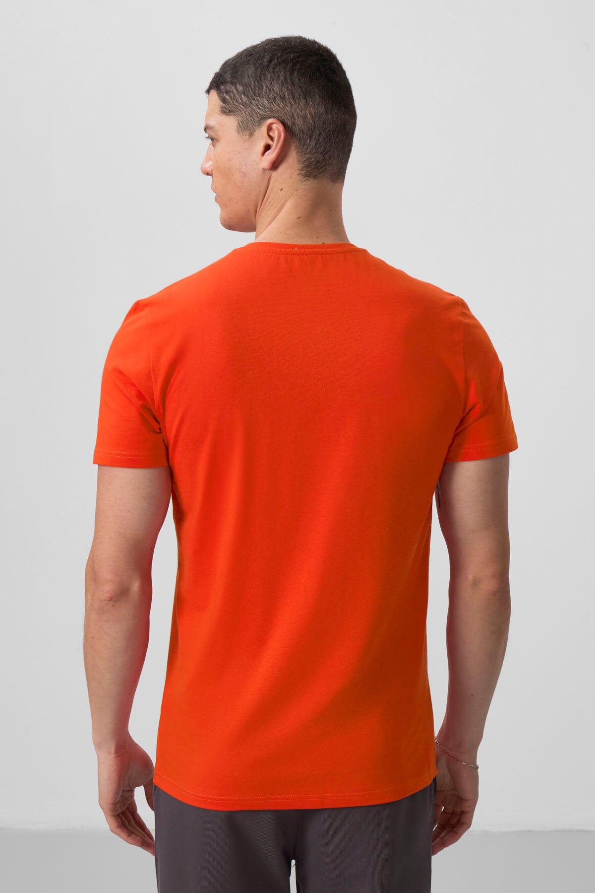 Image of Tricou bărbătesc portocaliu, cu mânecă scurtă, croială standard și decolteu în V - 87912
