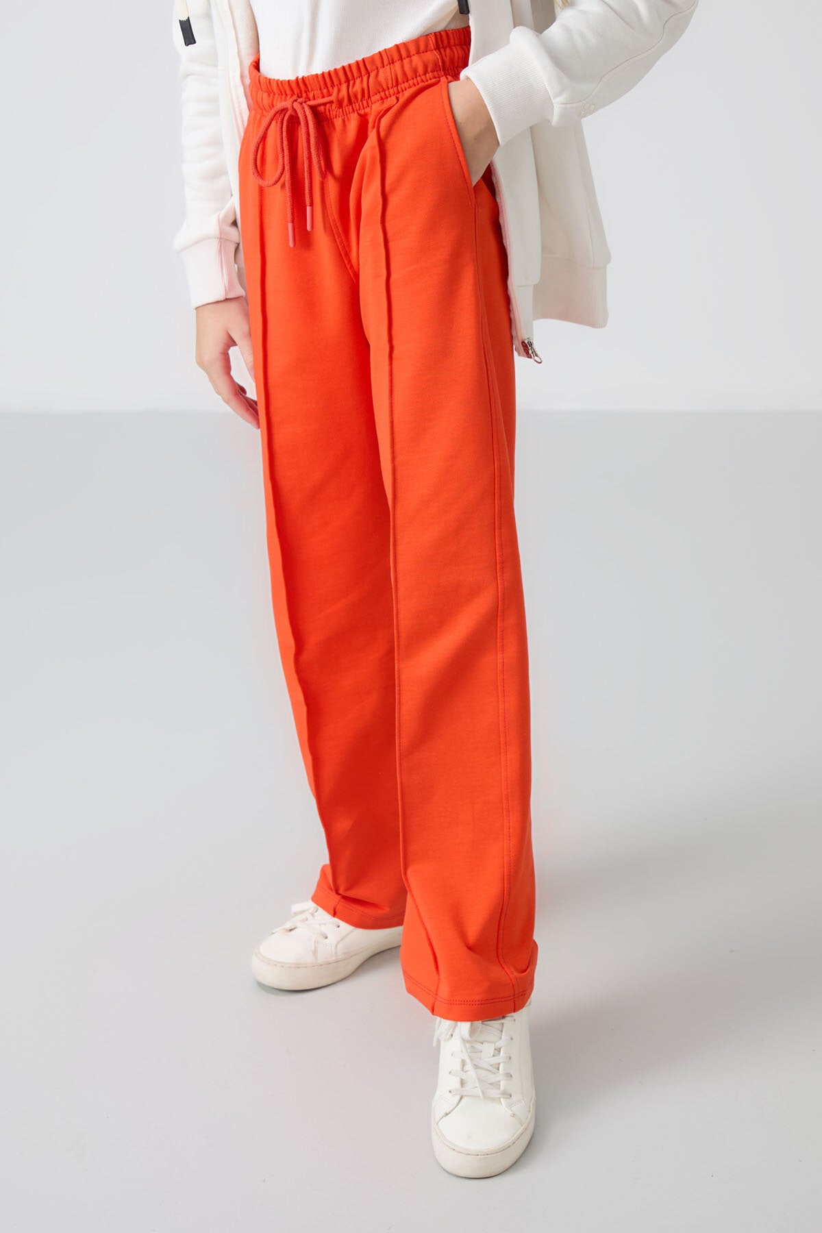 Image of Portakal Cepli Ön Dikiş Detaylı Geniş Paça Kız Çocuk Eşofman Altı -75144
