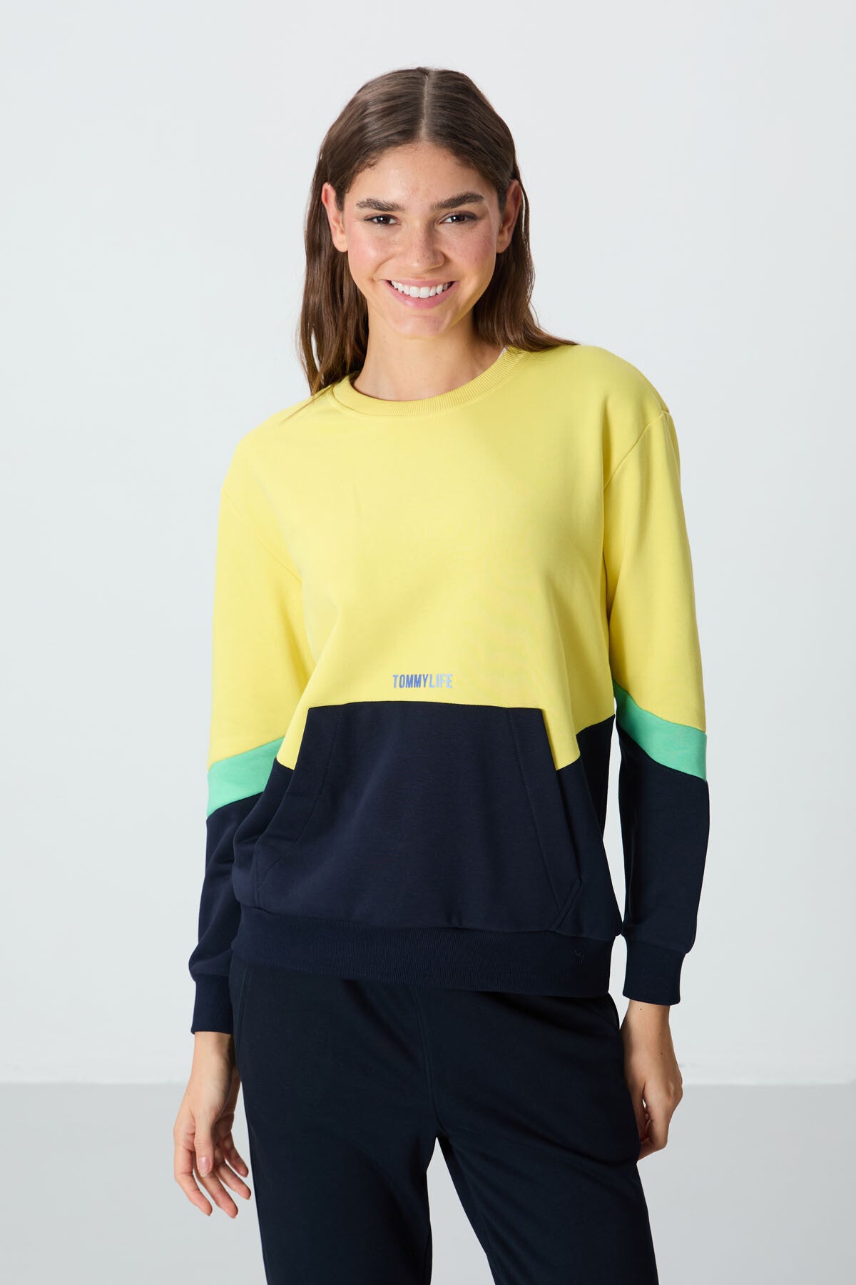Image of Sarı Kompakt Pamuklu Kalın Pürüzsüz Dokulu O Yaka Oversize Fit Kadın Sweatshirt - 97289