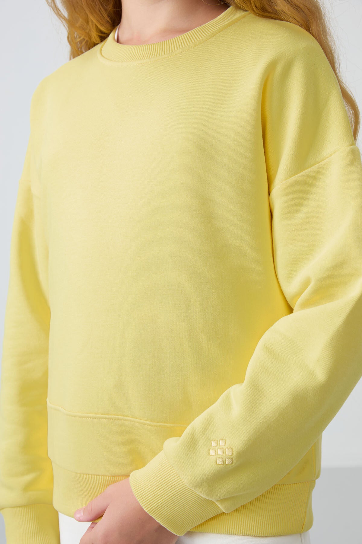 Image of Sarı Pamuklu İçi Tüylü Yumuşak Dokulu Oversize Nakışlı Kız Çocuk Sweatshirt - 75150
