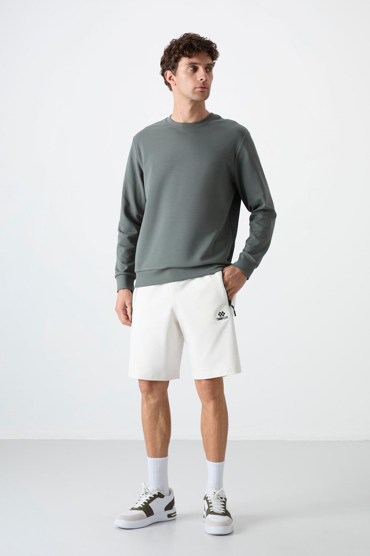 Image of Pantaloni scurți bărbătești, croială standard, set de 3, în culorile ecru, parlamentar și verde deschis - 81136