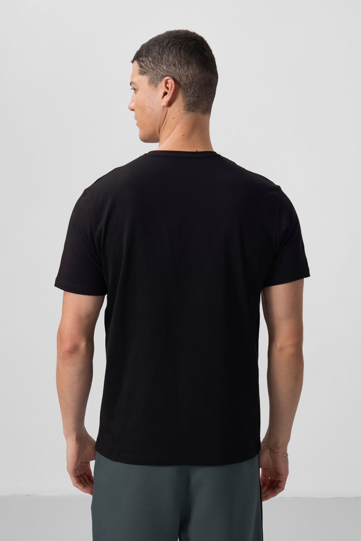 Image of Standart Fit Basic V Yaka 2'li Paket Siyah-Beyaz Erkek T-Shirt - 87912