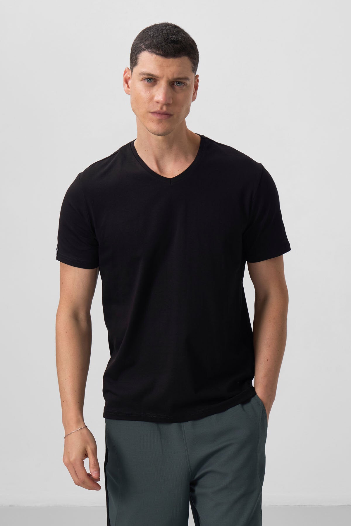 Image of Standart Fit Basic V Yaka 2'li Paket Siyah-Lacivert Erkek T-Shirt - 87912