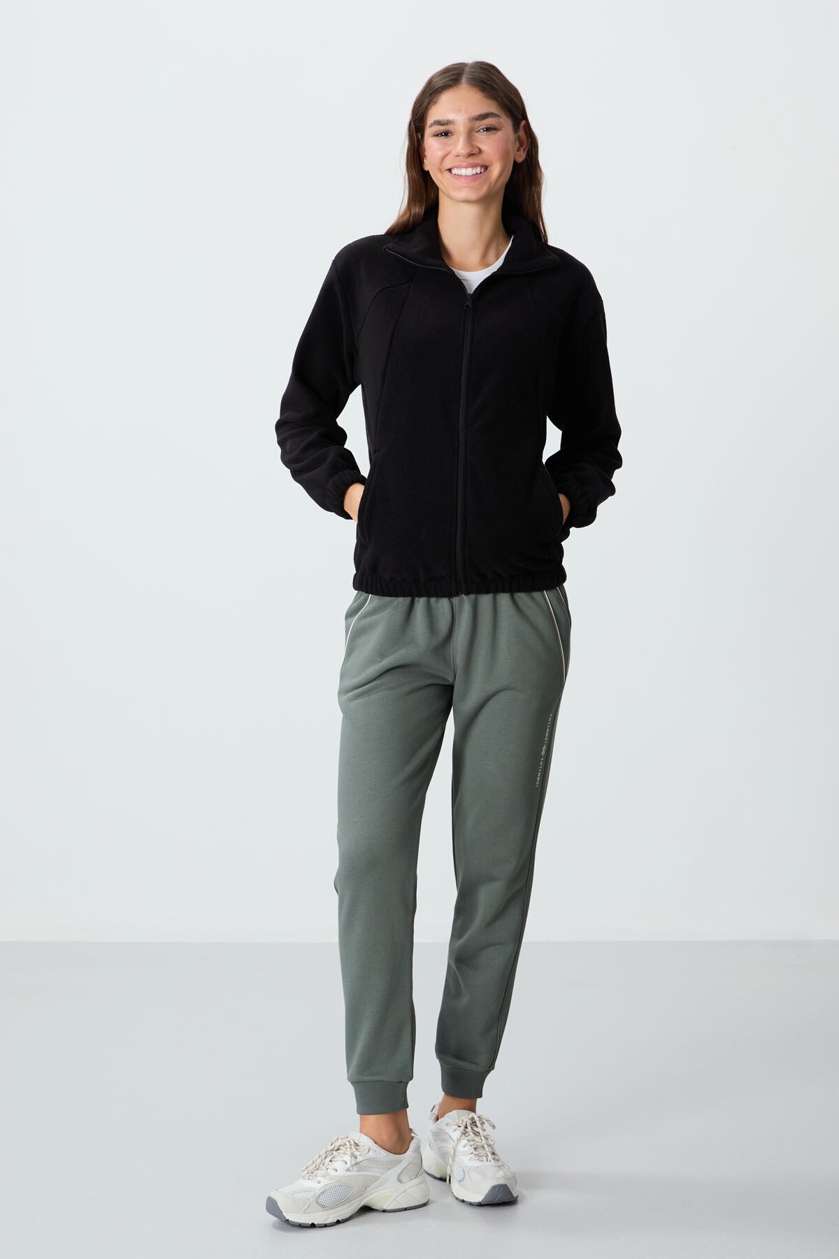 Image of Siyah Kalın Yumuşak Dokulu Dik Yaka Oversize Nakışlı Polar Kadın Sweatshirt - 97293
