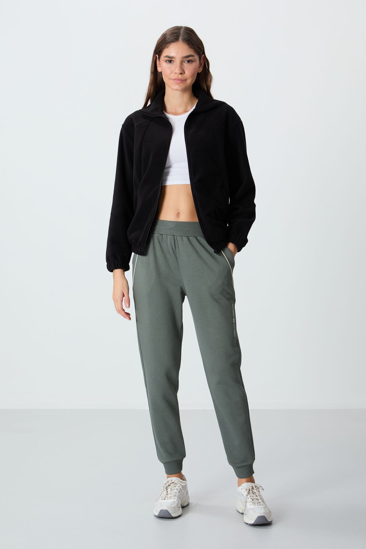Image of Siyah Kalın Yumuşak Dokulu Dik Yaka Oversize Nakışlı Polar Kadın Sweatshirt - 97293