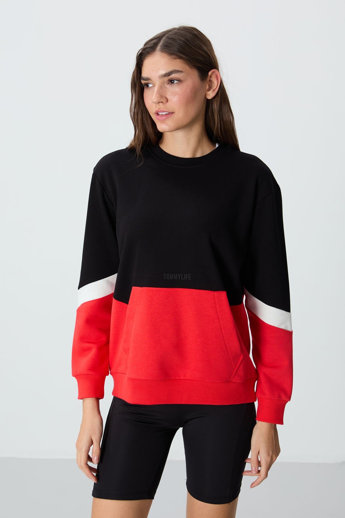 Image of Siyah Kompakt Pamuklu Kalın Pürüzsüz Dokulu O Yaka Oversize Fit Kadın Sweatshirt - 97289