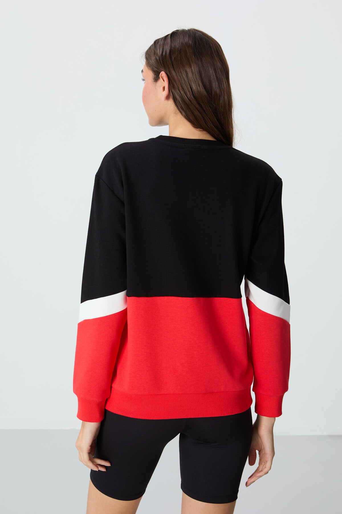 Image of Siyah Kompakt Pamuklu Kalın Pürüzsüz Dokulu O Yaka Oversize Fit Kadın Sweatshirt - 97289