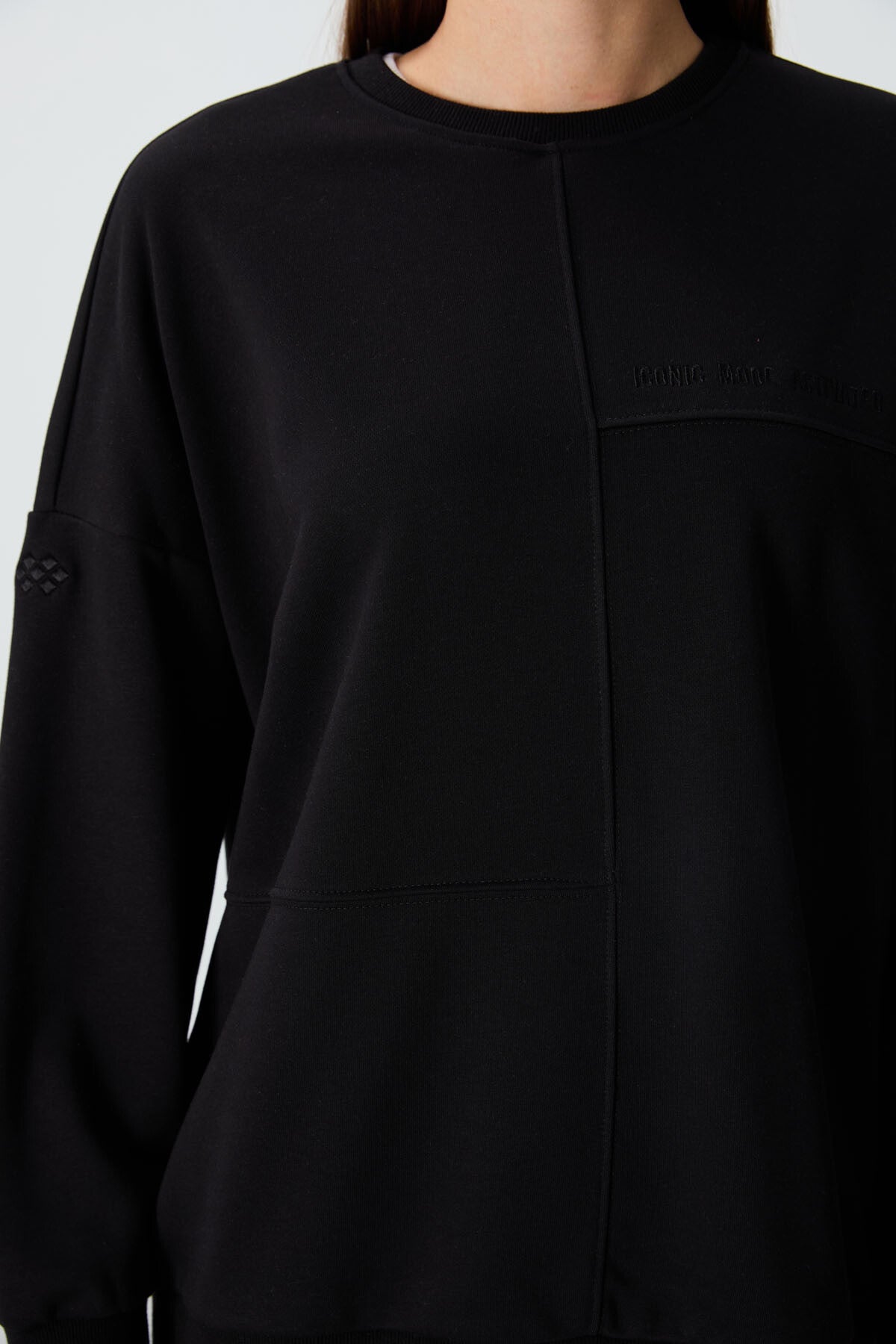 Image of Siyah Kompakt Pamuklu Kalın Pürüzsüz Dokulu O Yaka Oversize Fit Kadın Sweatshirt - 97288