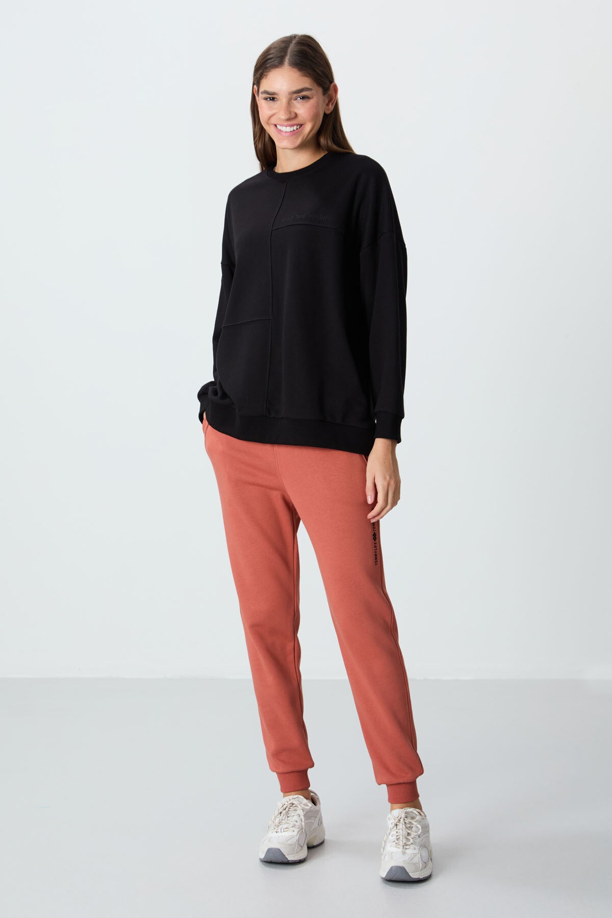 Image of Siyah Kompakt Pamuklu Kalın Pürüzsüz Dokulu O Yaka Oversize Fit Kadın Sweatshirt - 97288