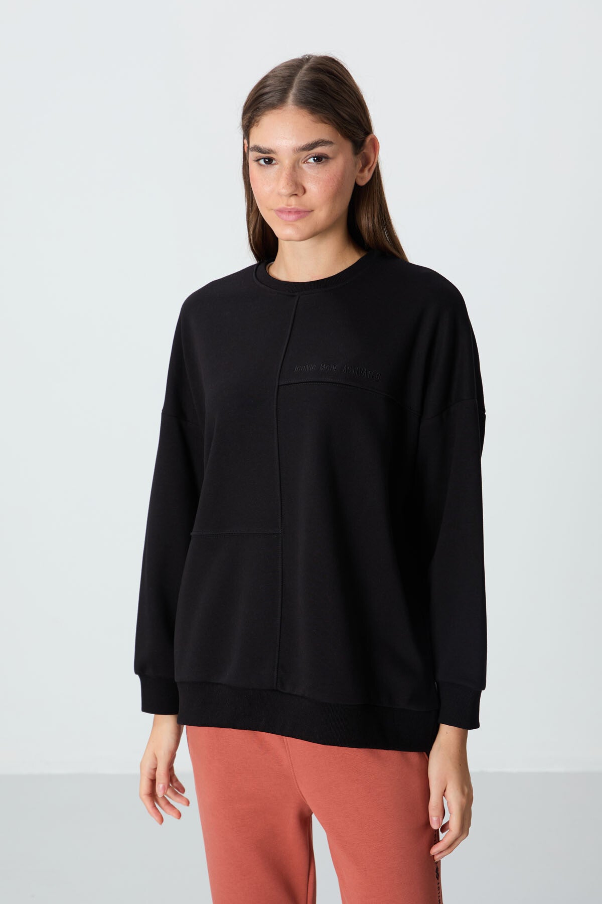 Image of Siyah Kompakt Pamuklu Kalın Pürüzsüz Dokulu O Yaka Oversize Fit Kadın Sweatshirt - 97288