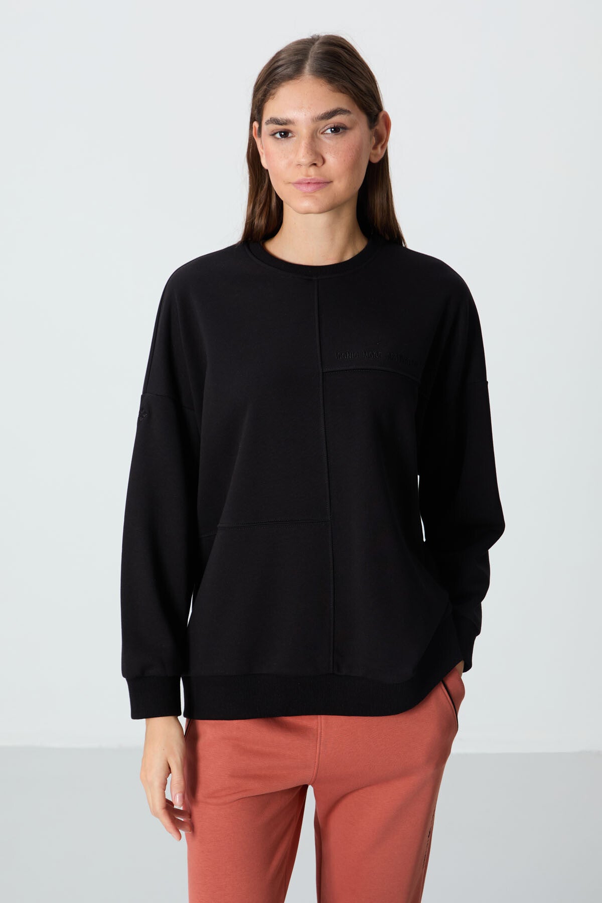 Image of Siyah Kompakt Pamuklu Kalın Pürüzsüz Dokulu O Yaka Oversize Fit Kadın Sweatshirt - 97288