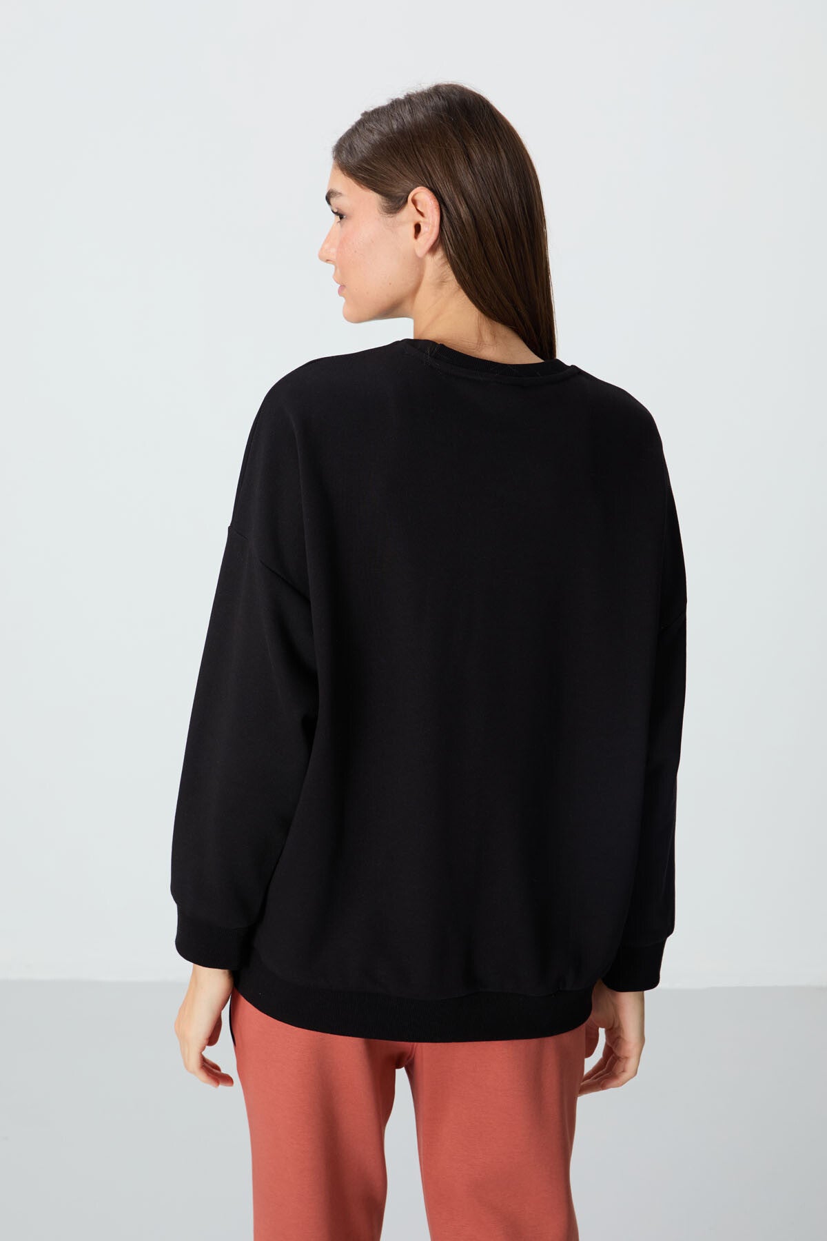 Image of Siyah Kompakt Pamuklu Kalın Pürüzsüz Dokulu O Yaka Oversize Fit Kadın Sweatshirt - 97288