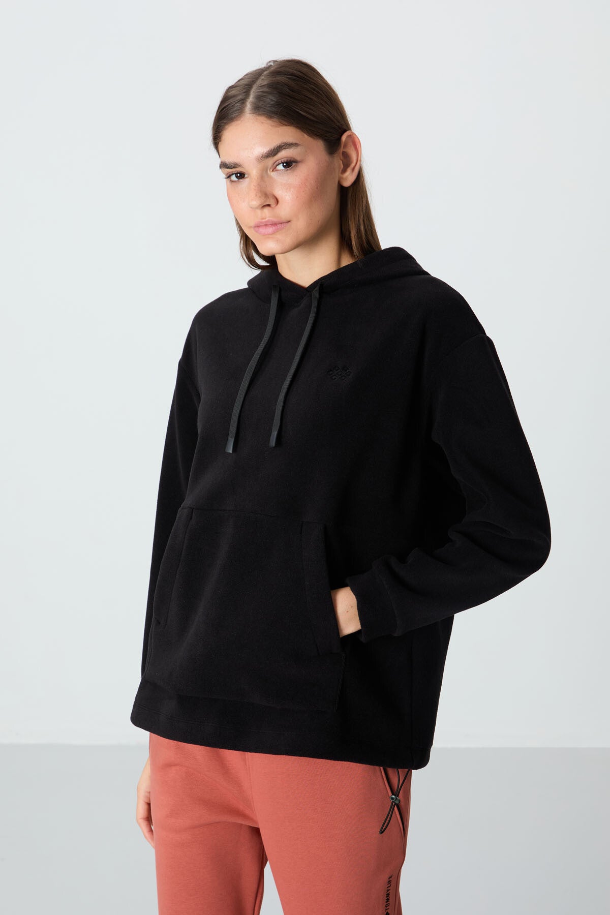 Image of Siyah Kalın Yumuşak Dokulu Kapüşonlu Oversize Nakışlı Polar Kadın Sweatshirt - 97292