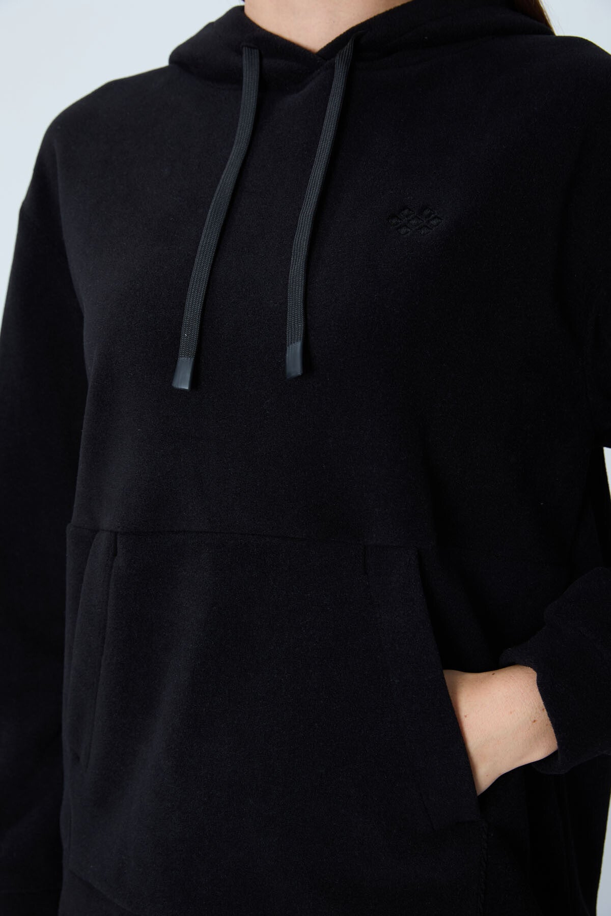 Image of Siyah Kalın Yumuşak Dokulu Kapüşonlu Oversize Nakışlı Polar Kadın Sweatshirt - 97292