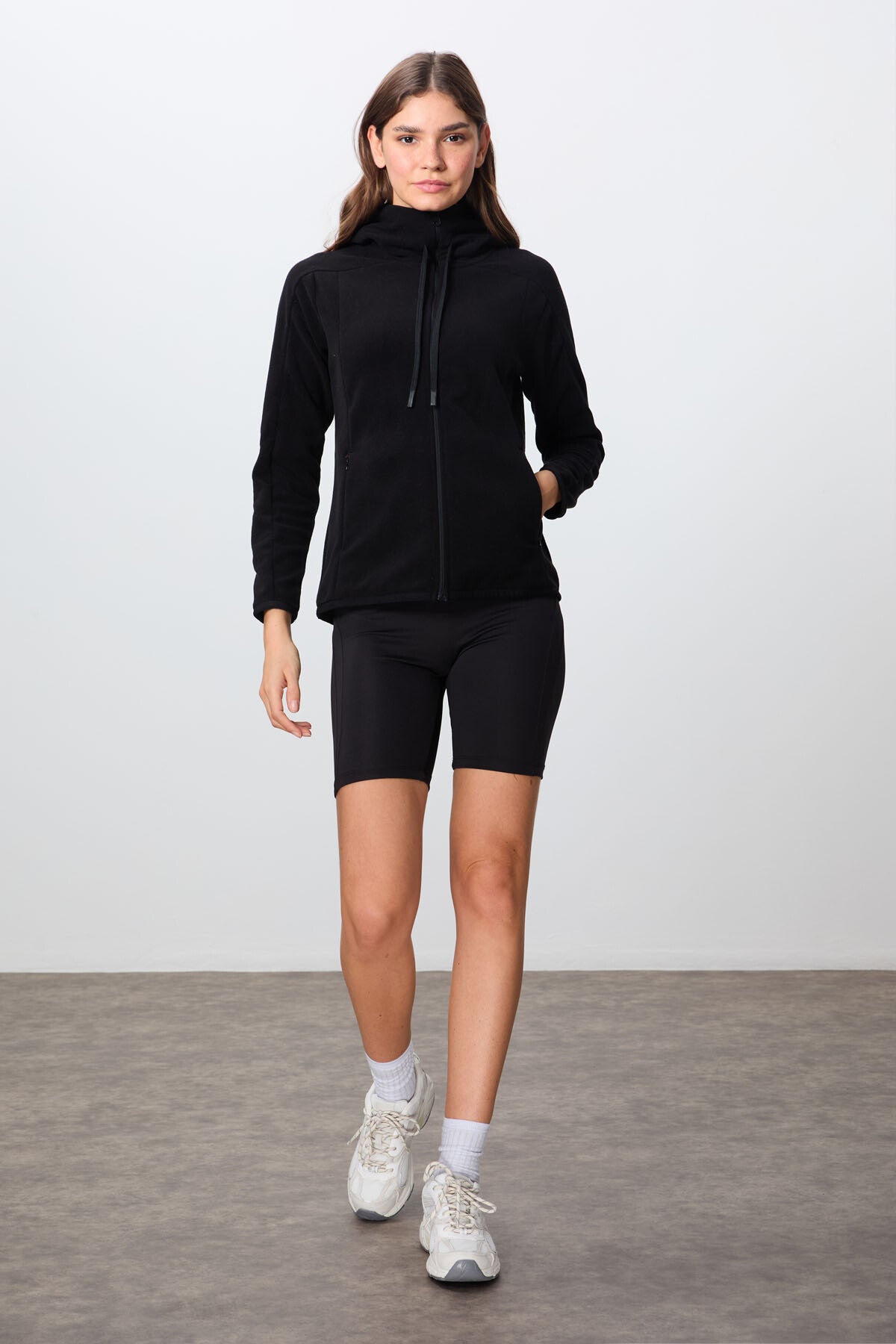 Image of Siyah Kalın Yumuşak Dokulu Kapüşonlu Standart Fit Nakışlı Polar Kadın Sweatshirt -97287