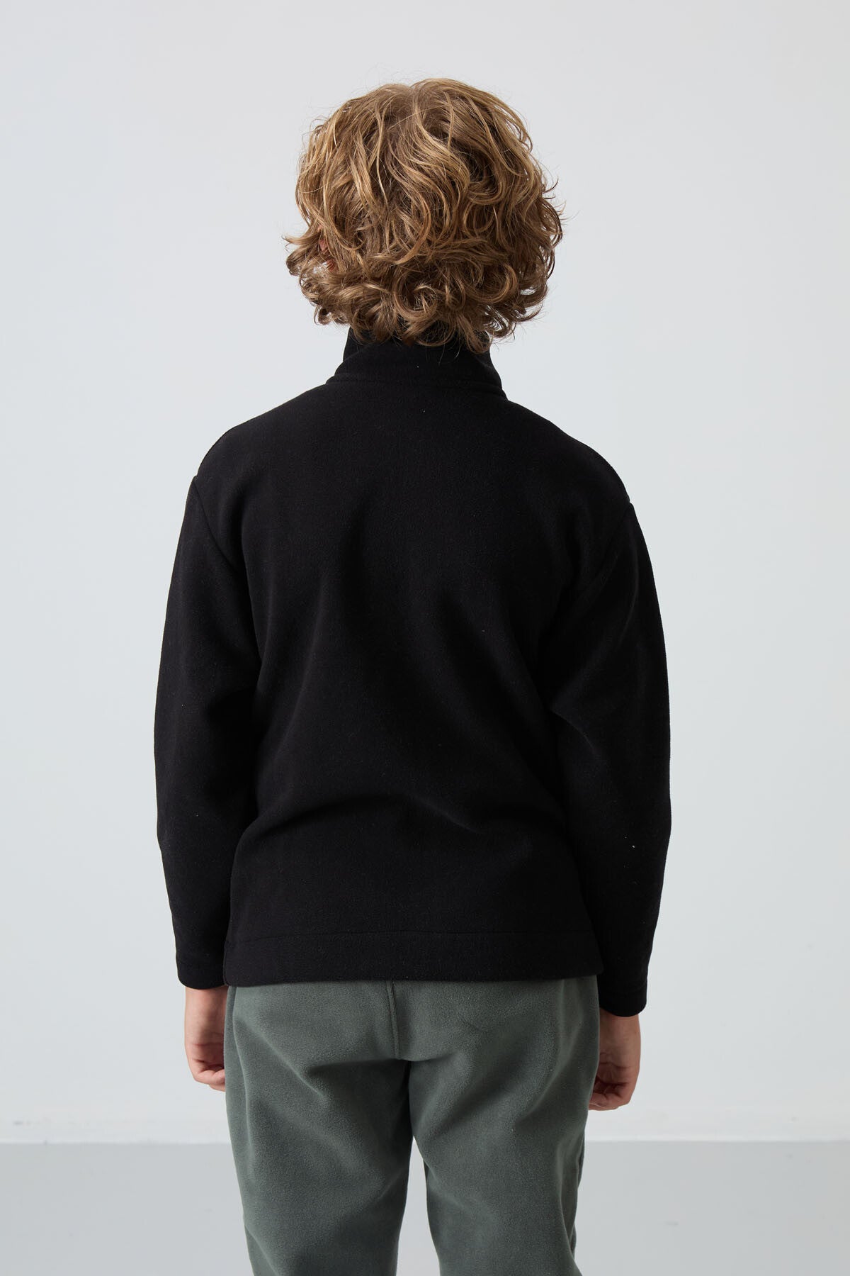 Image of Siyah Kalın Yumuşak Dokulu Standart Fit Nakışlı Polar Erkek Çocuk Sweatshirt - 11223