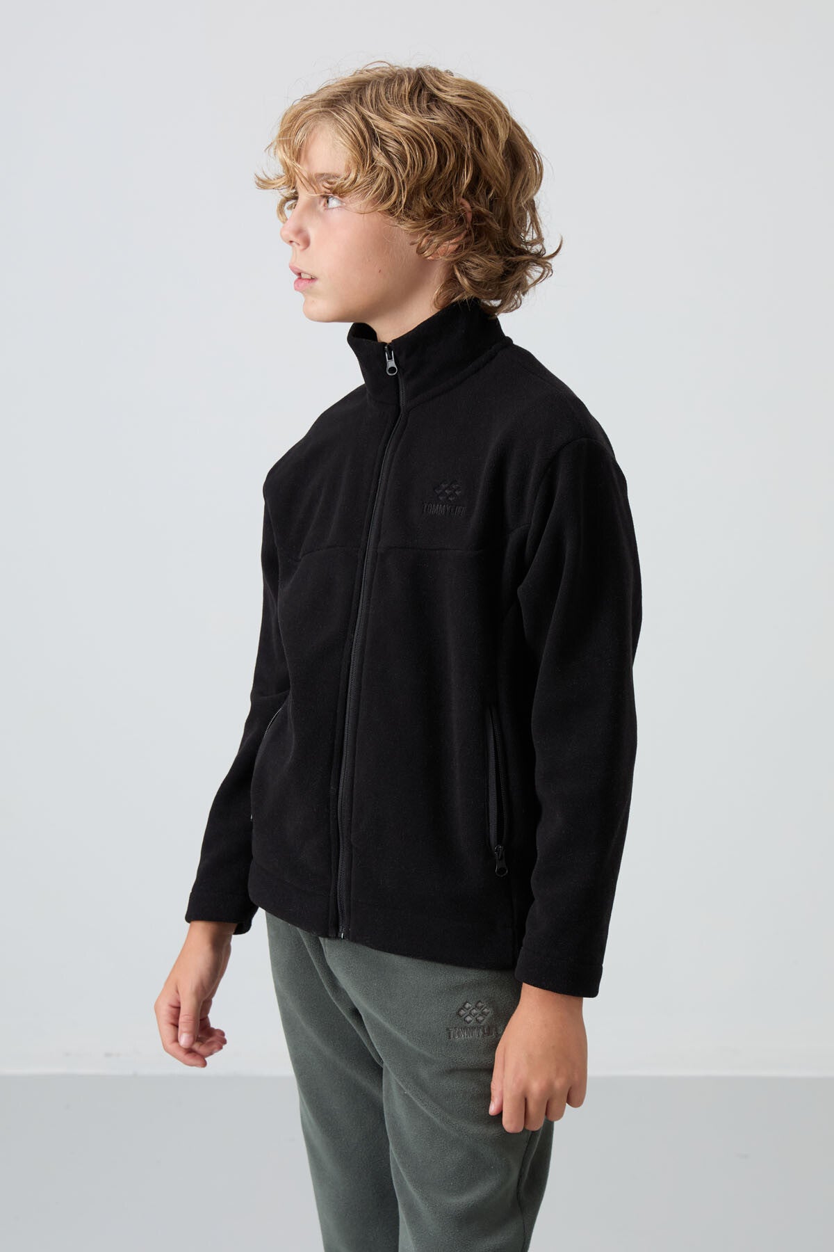 Image of Siyah Kalın Yumuşak Dokulu Standart Fit Nakışlı Polar Erkek Çocuk Sweatshirt - 11223