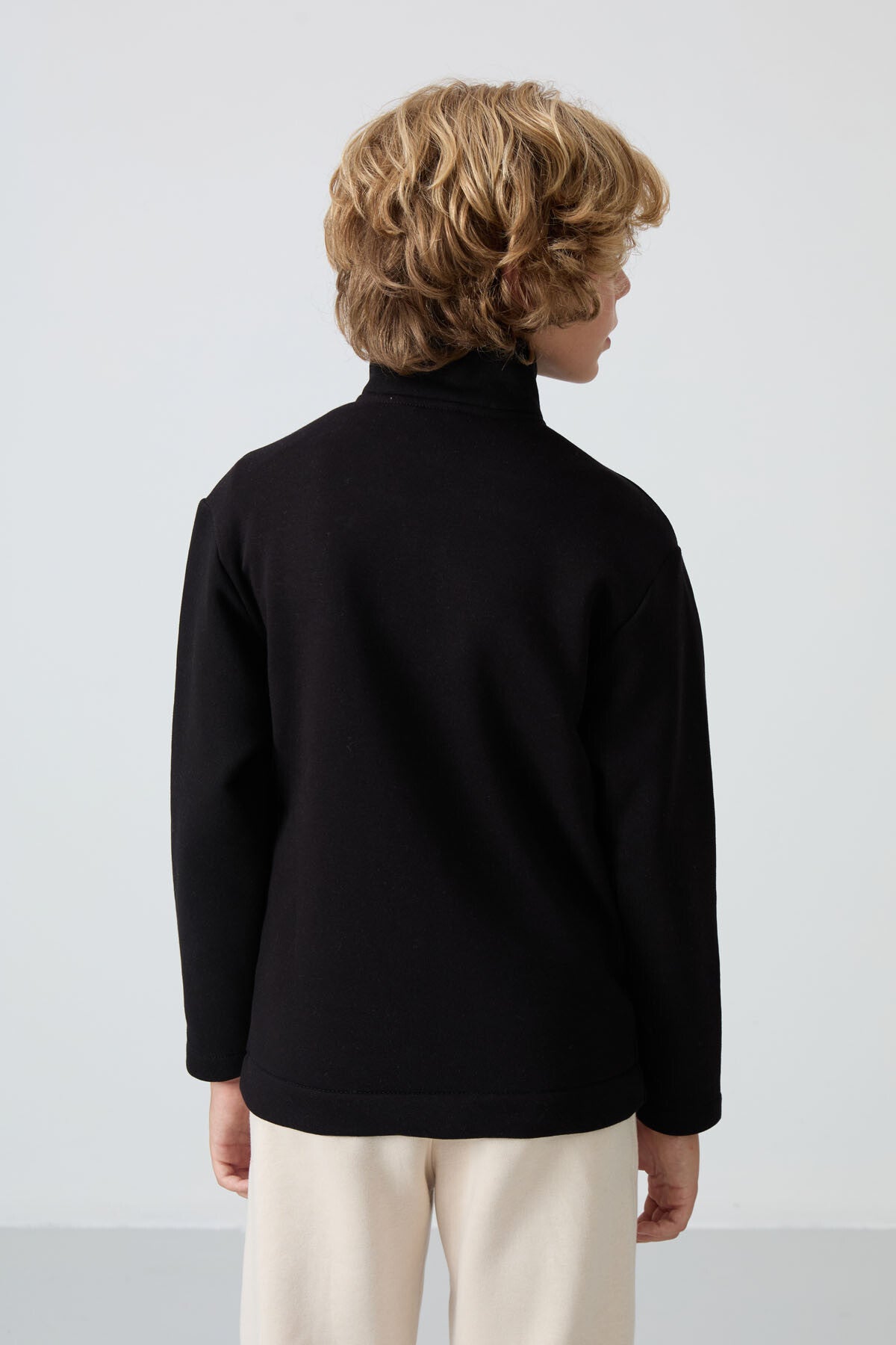 Image of Siyah Pamuklu Kalın İçi Tüylü Yumuşak Dokulu Standart Fit Nakışlı Erkek Çocuk Sweatshirt - 11245