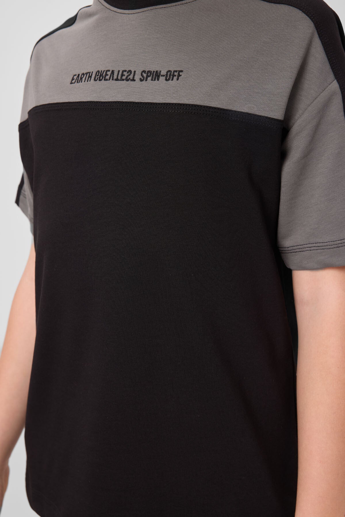 Image of Siyah Pamuklu Yumuşak Dokulu Oversize Fit Nakışlı Erkek Çocuk T-Shirt - 11290