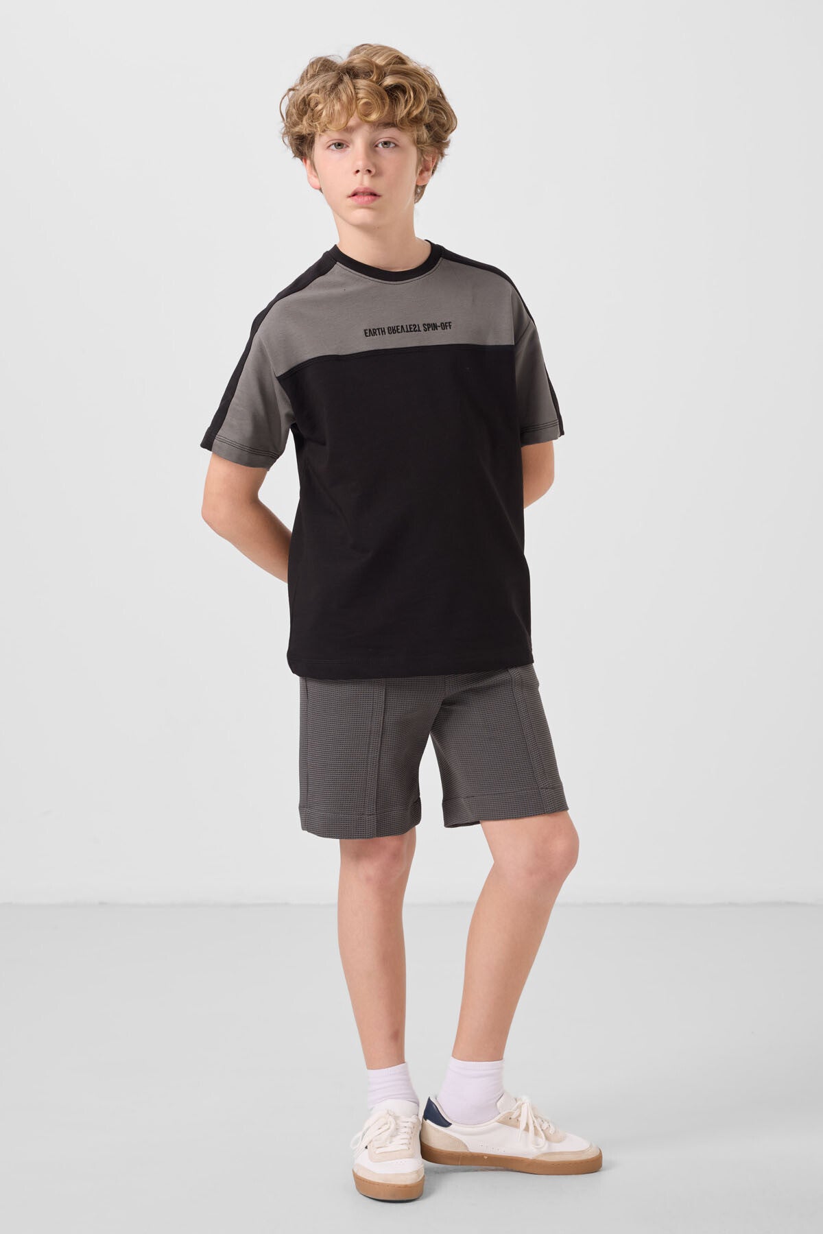 Image of Siyah Pamuklu Yumuşak Dokulu Oversize Fit Nakışlı Erkek Çocuk T-Shirt - 11290