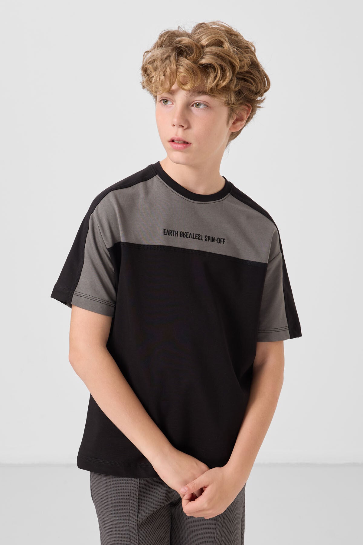 Image of Siyah Pamuklu Yumuşak Dokulu Oversize Fit Nakışlı Erkek Çocuk T-Shirt - 11290