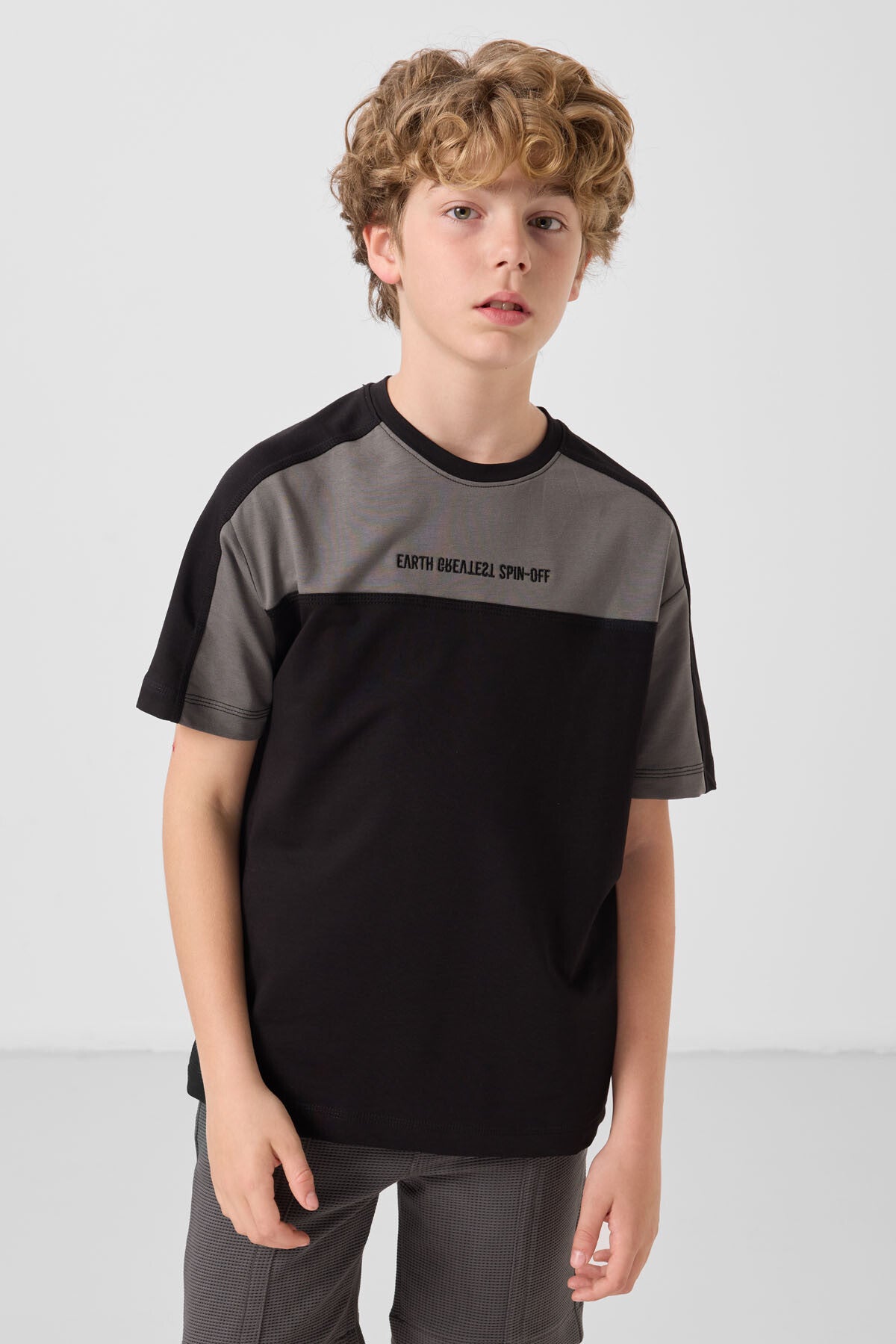 Image of Siyah Pamuklu Yumuşak Dokulu Oversize Fit Nakışlı Erkek Çocuk T-Shirt - 11290