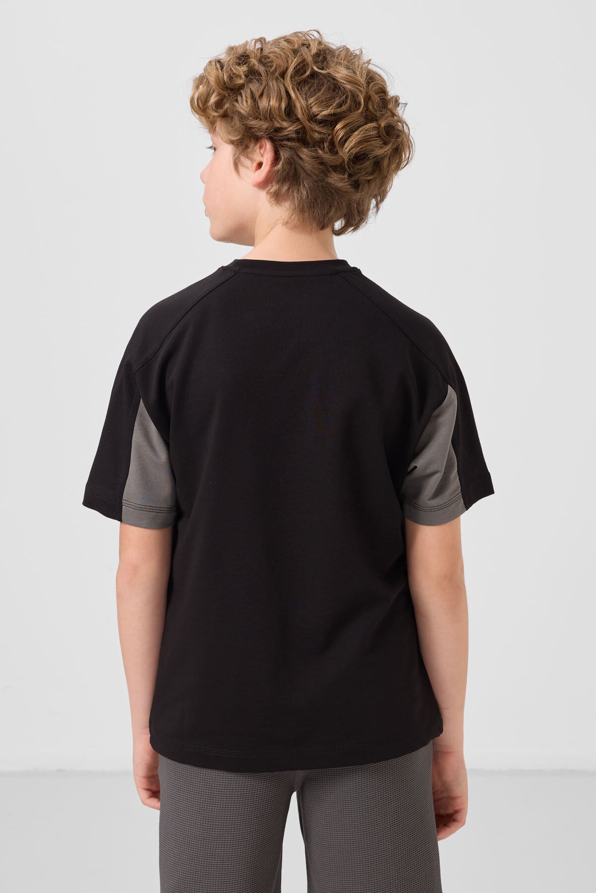 Image of Siyah Pamuklu Yumuşak Dokulu Oversize Fit Nakışlı Erkek Çocuk T-Shirt - 11290