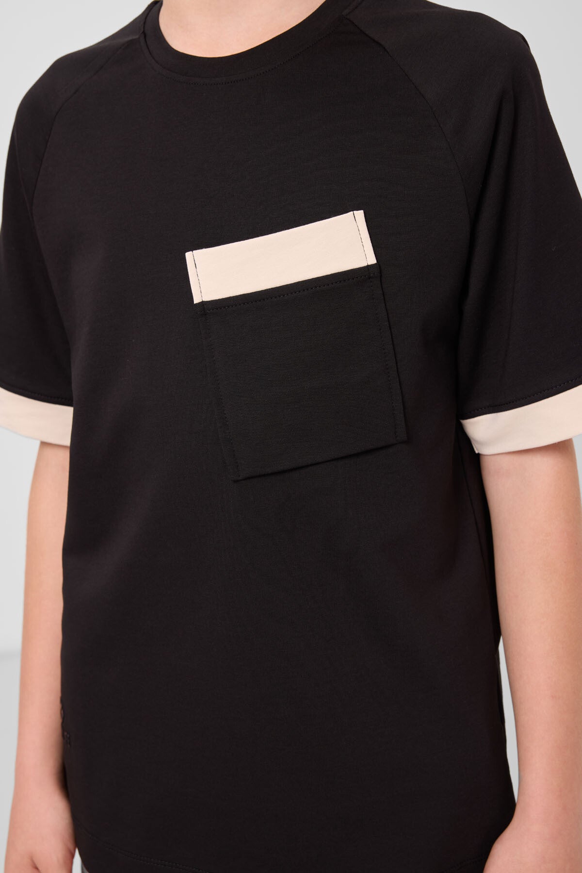 Image of Siyah Pamuklu Yumuşak Dokulu Oversize Cep Detaylı Erkek Çocuk T-Shirt - 11295