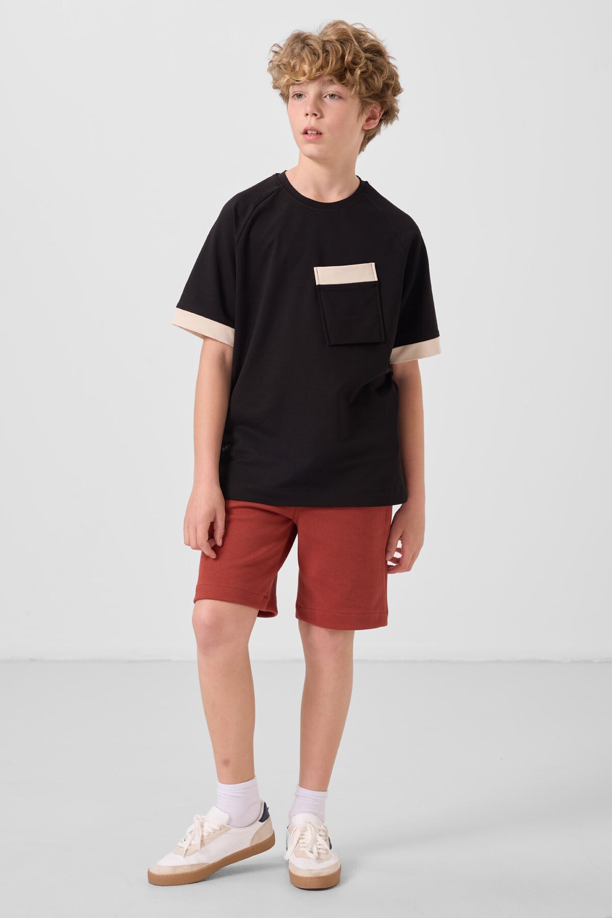 Image of Siyah Pamuklu Yumuşak Dokulu Oversize Cep Detaylı Erkek Çocuk T-Shirt - 11295