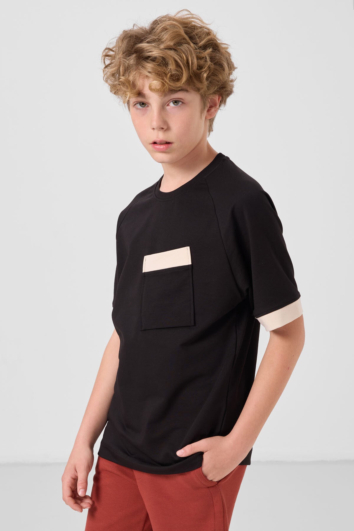 Image of Siyah Pamuklu Yumuşak Dokulu Oversize Cep Detaylı Erkek Çocuk T-Shirt - 11295