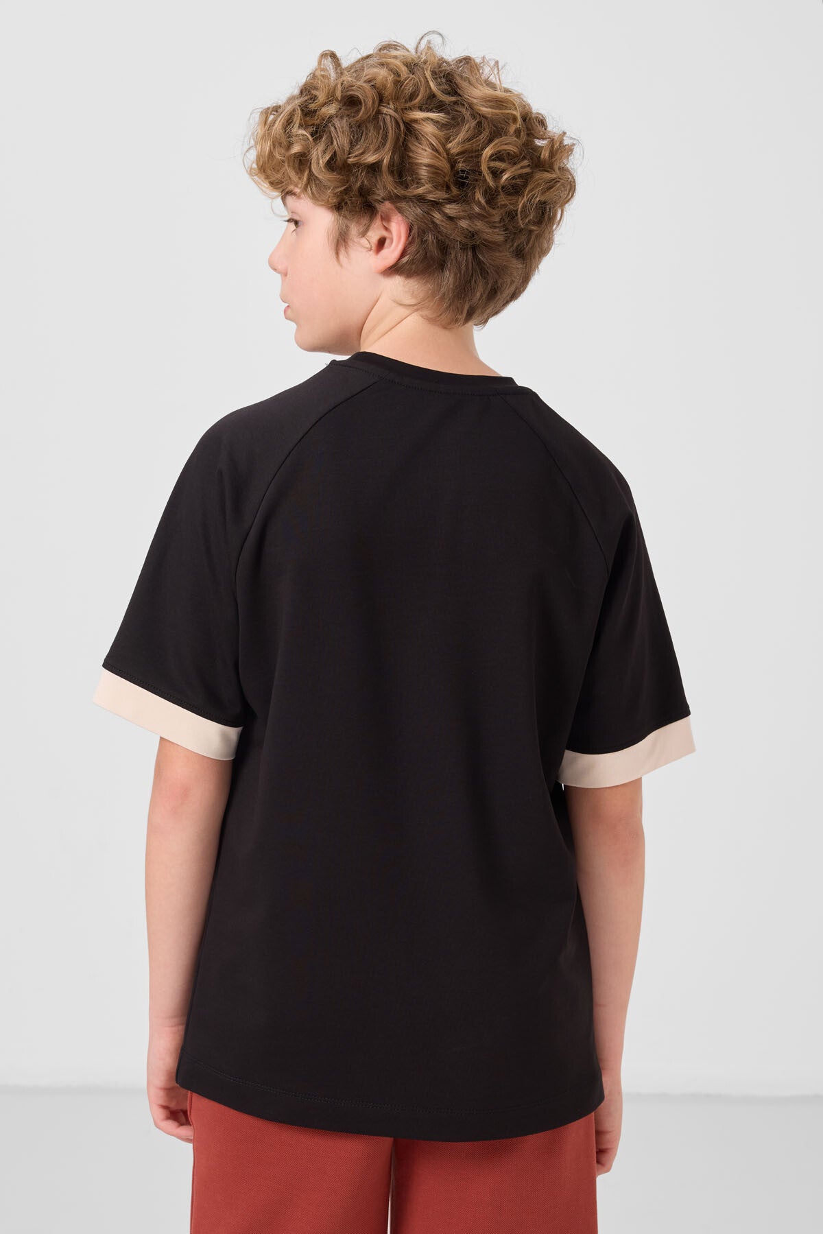 Image of Siyah Pamuklu Yumuşak Dokulu Oversize Cep Detaylı Erkek Çocuk T-Shirt - 11295