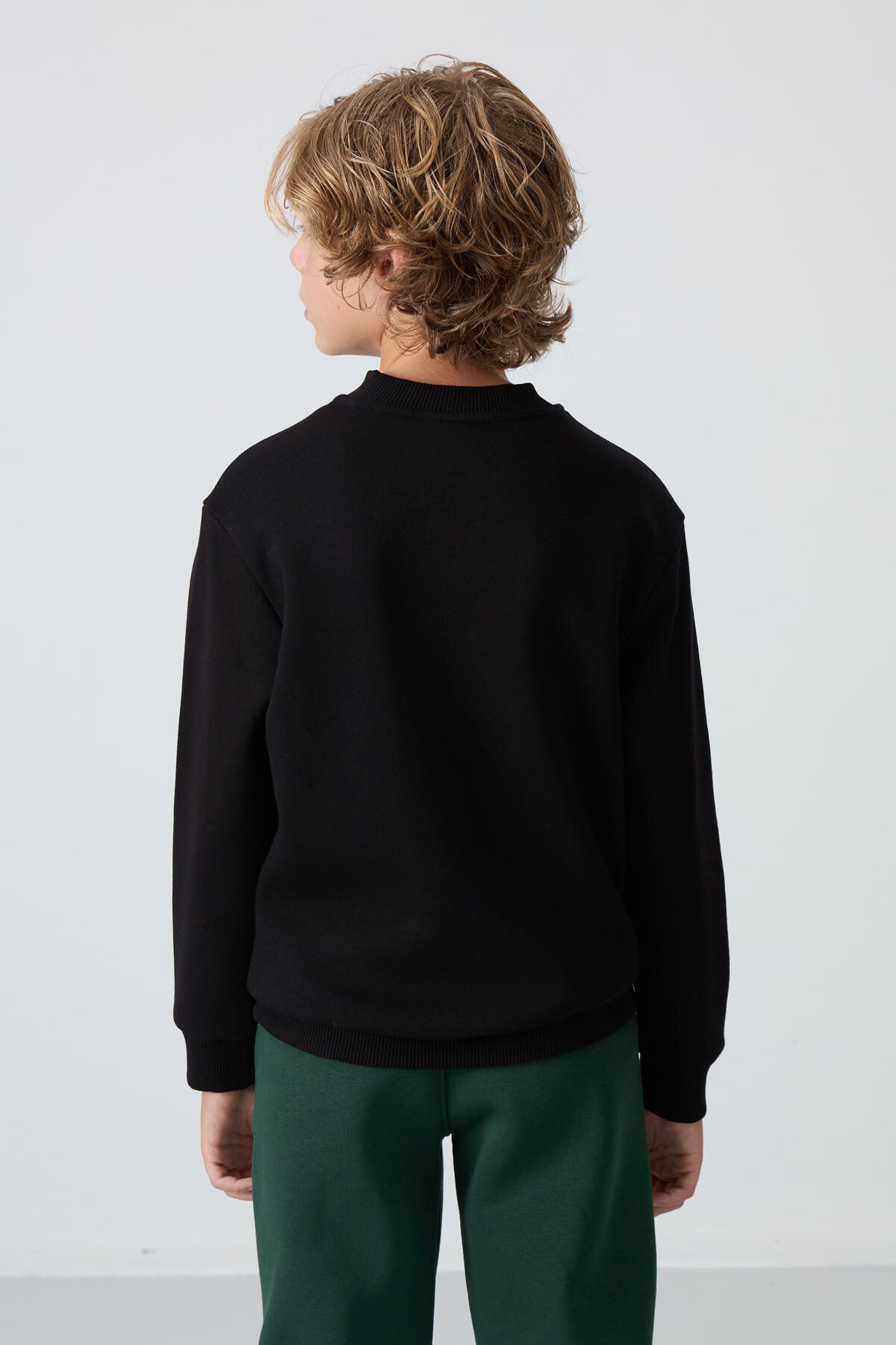 Image of Siyah Pamuklu Kalın İçi Tüylü Yumuşak Dokulu Standart Fit Nakışlı Erkek Çocuk Sweatshirt - 11232