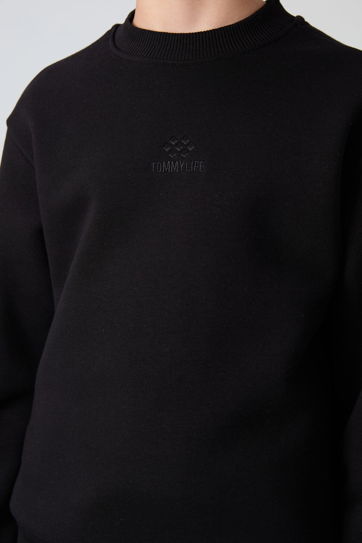 Image of Siyah Pamuklu Kalın İçi Tüylü Yumuşak Dokulu Standart Fit Nakışlı Erkek Çocuk Sweatshirt - 11232