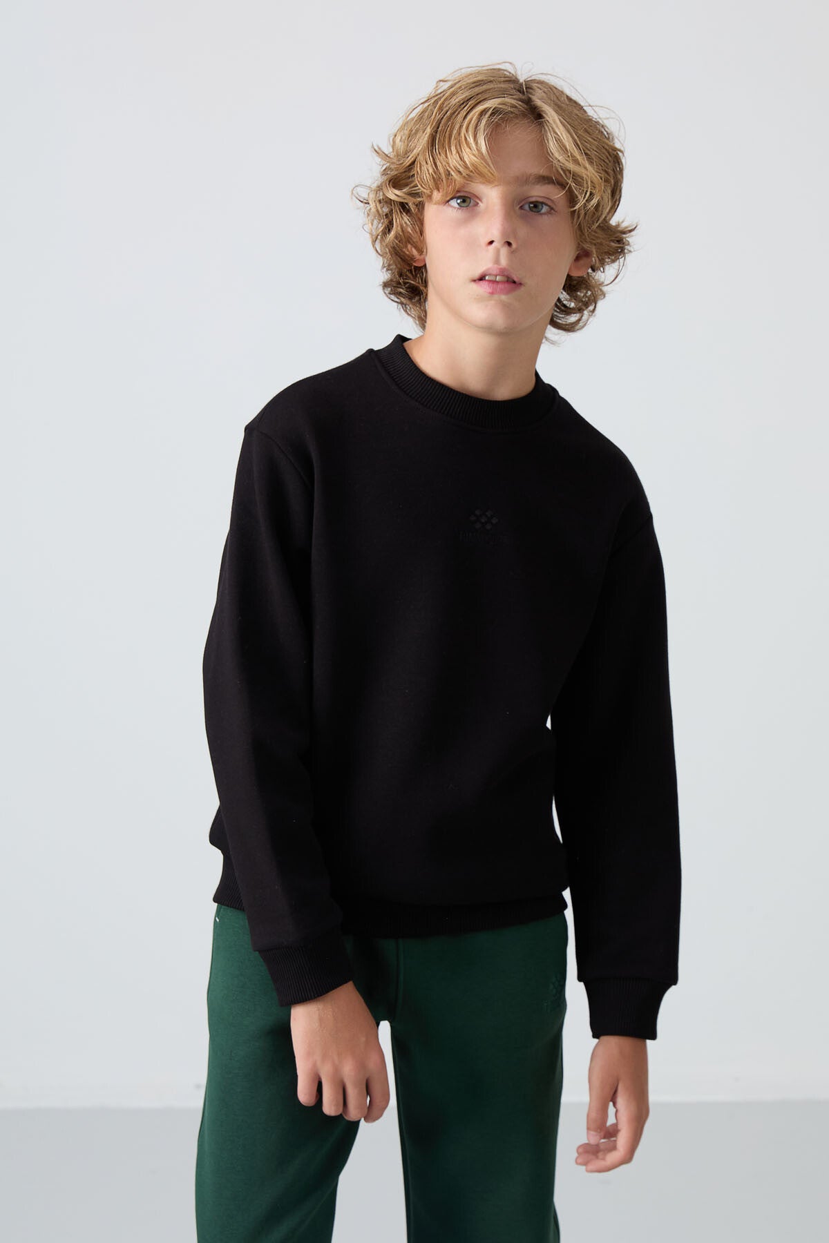 Image of Siyah Pamuklu Kalın İçi Tüylü Yumuşak Dokulu Standart Fit Nakışlı Erkek Çocuk Sweatshirt - 11232