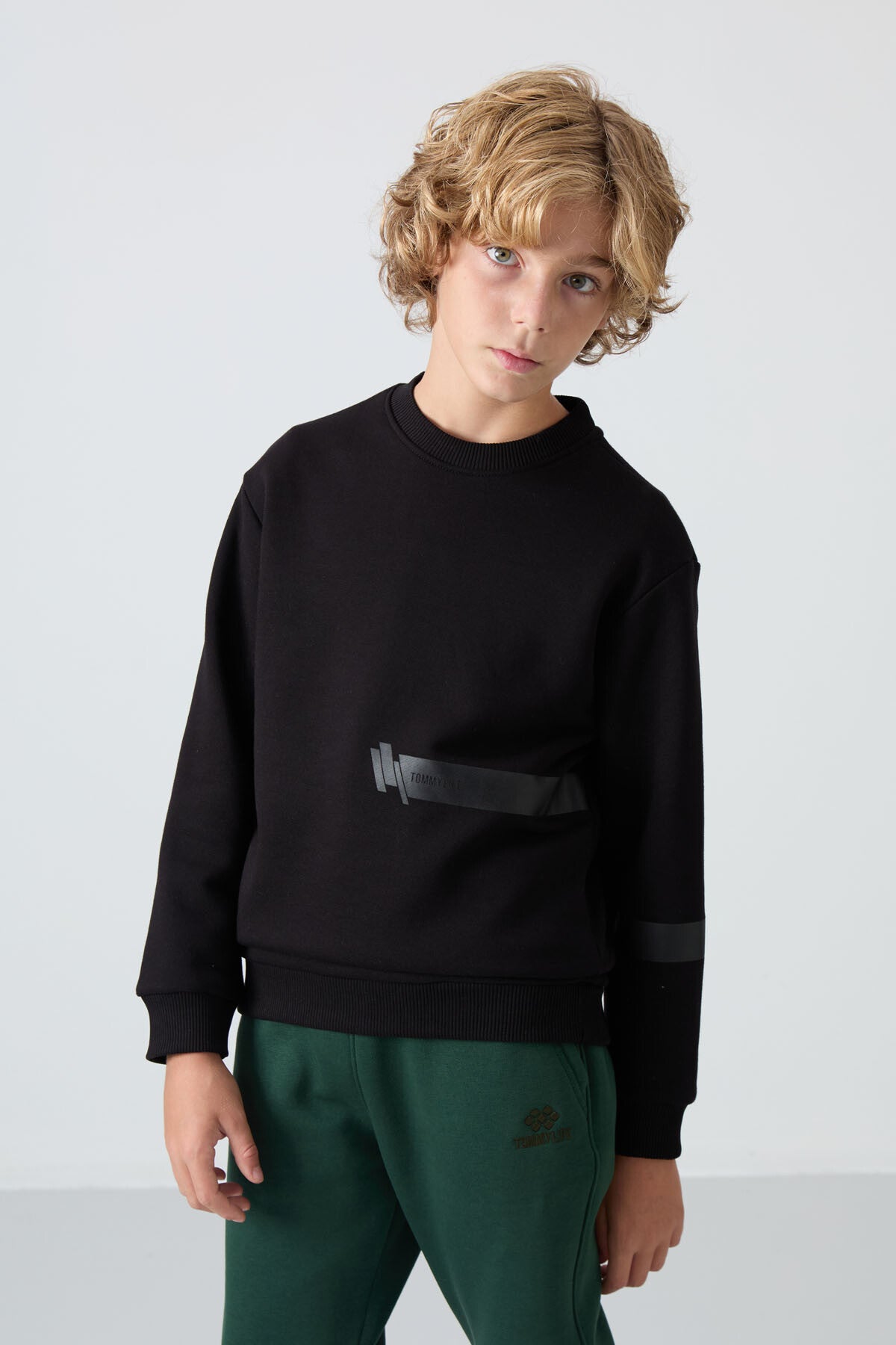 Image of Siyah Pamuklu Kalın İçi Tüylü Yumuşak Dokulu Standart Fit Baskılı Erkek Çocuk Sweatshirt - 11238