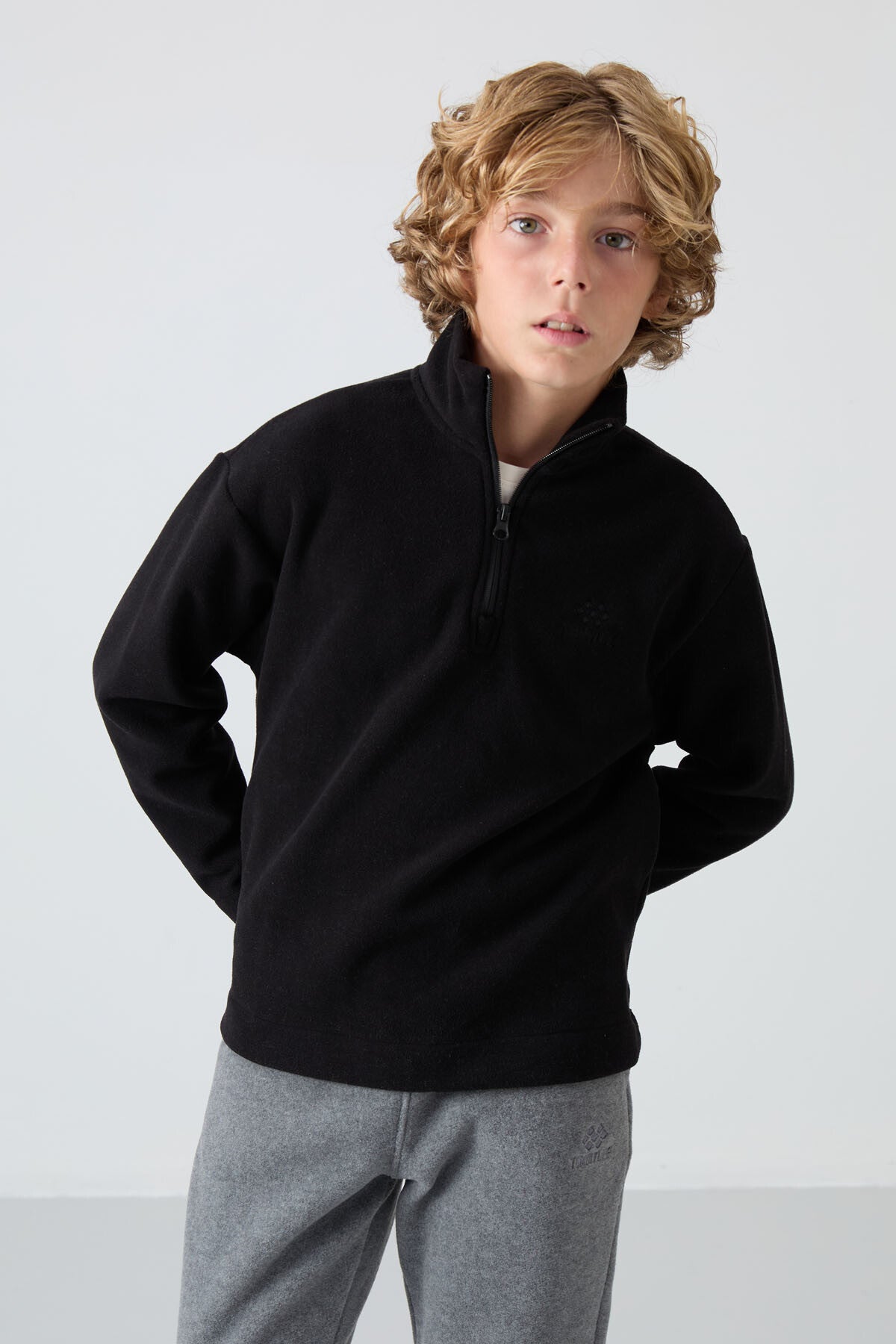 Image of Siyah Kalın Yumuşak Dokulu Standart Fit Nakışlı Polar Erkek Çocuk Sweatshirt - 11221