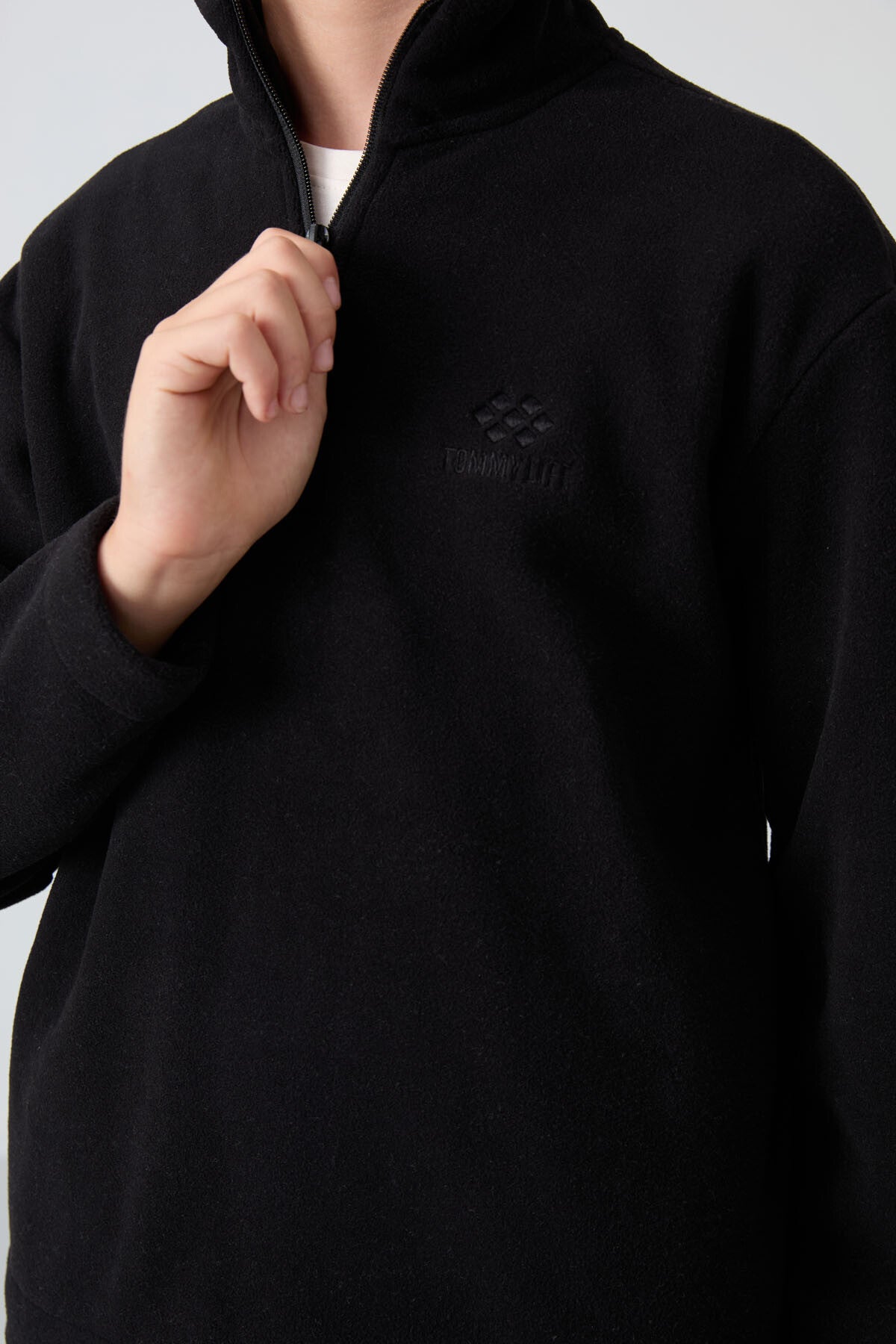 Image of Siyah Kalın Yumuşak Dokulu Standart Fit Nakışlı Polar Erkek Çocuk Sweatshirt - 11221