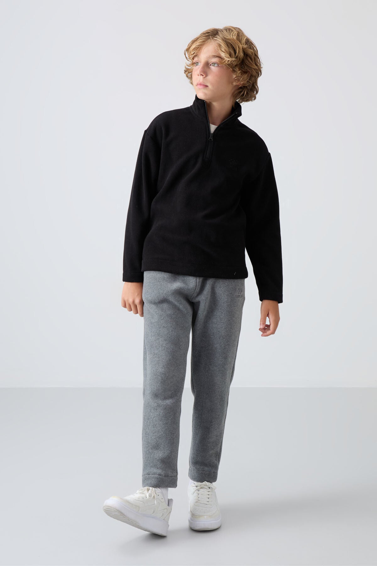 Image of Siyah Kalın Yumuşak Dokulu Standart Fit Nakışlı Polar Erkek Çocuk Sweatshirt - 11221