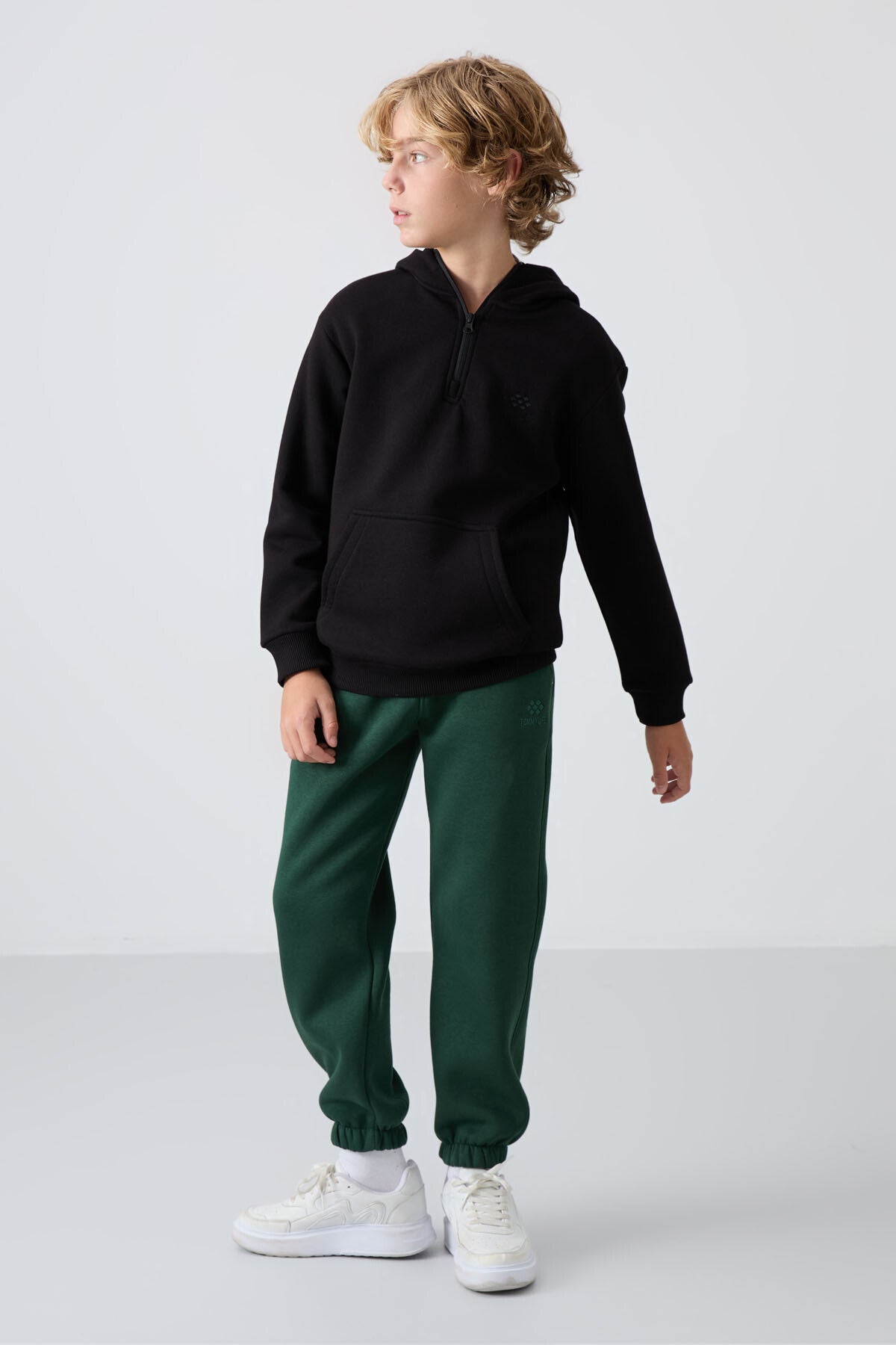 Image of Siyah Pamuklu Kalın İçi Tüylü Yumuşak Dokulu Standart Fit Nakışlı Erkek Çocuk Sweatshirt - 11244