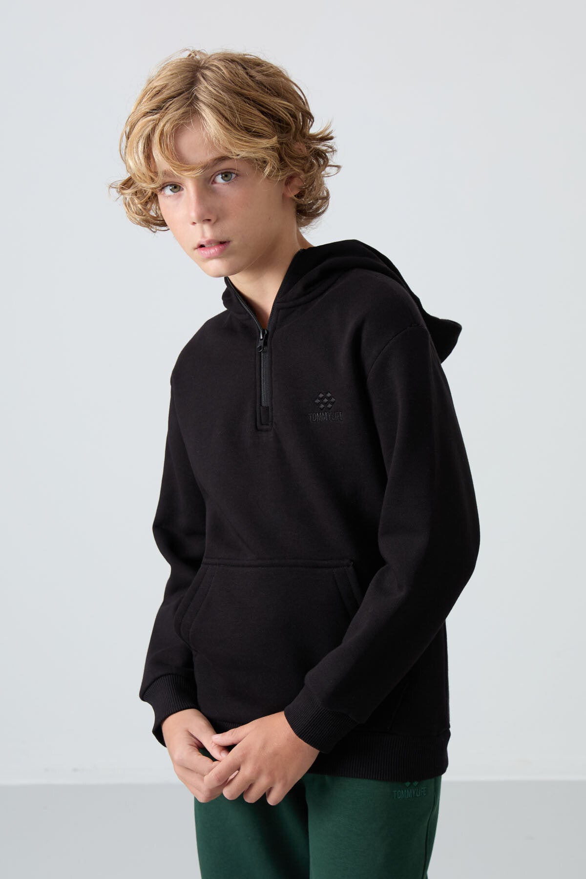 Image of Siyah Pamuklu Kalın İçi Tüylü Yumuşak Dokulu Standart Fit Nakışlı Erkek Çocuk Sweatshirt - 11244