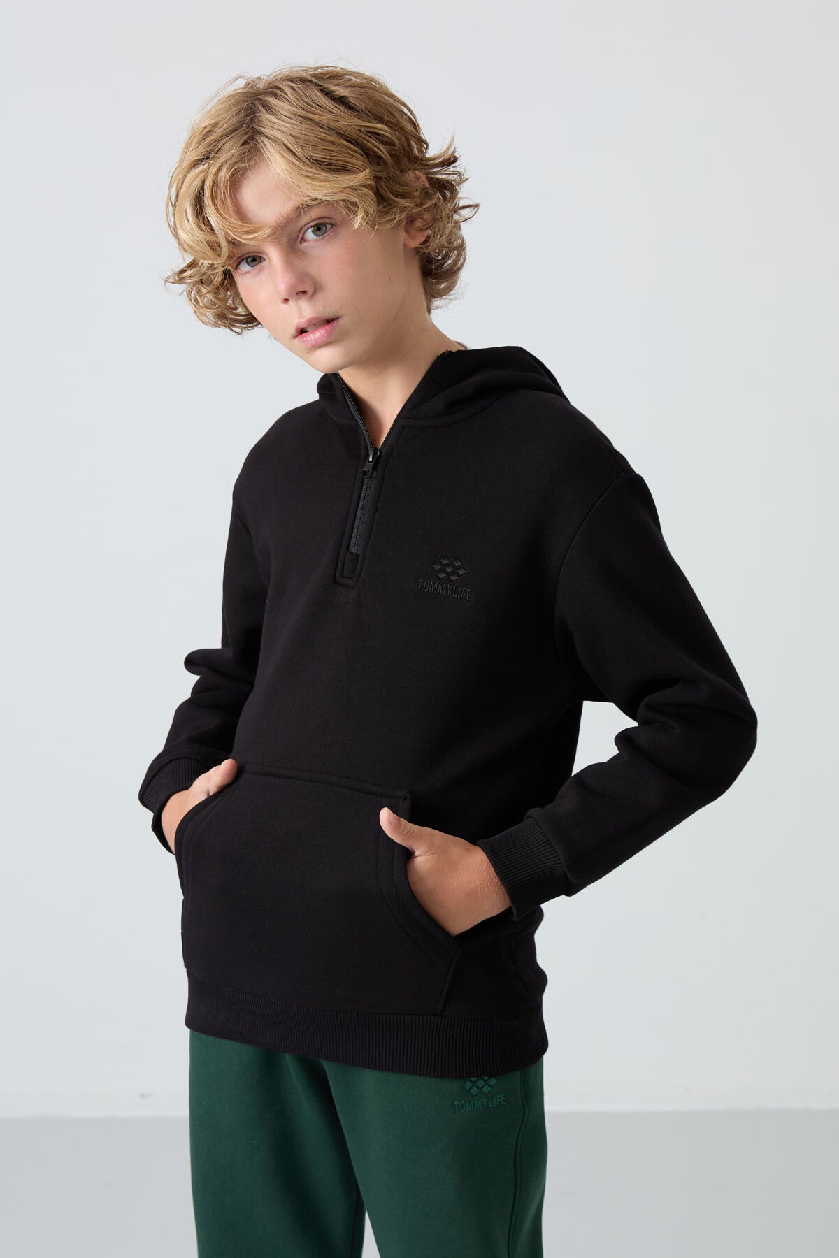 Image of Siyah Pamuklu Kalın İçi Tüylü Yumuşak Dokulu Standart Fit Nakışlı Erkek Çocuk Sweatshirt - 11244