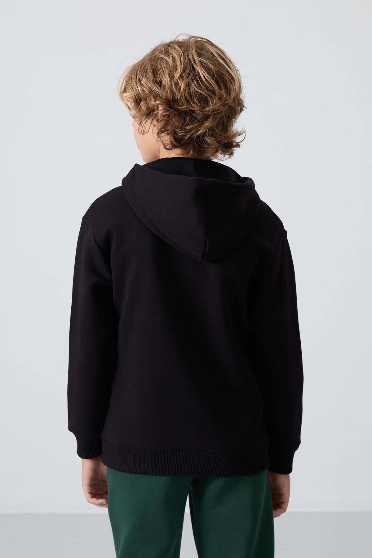 Image of Siyah Pamuklu Kalın İçi Tüylü Yumuşak Dokulu Standart Fit Nakışlı Erkek Çocuk Sweatshirt - 11244
