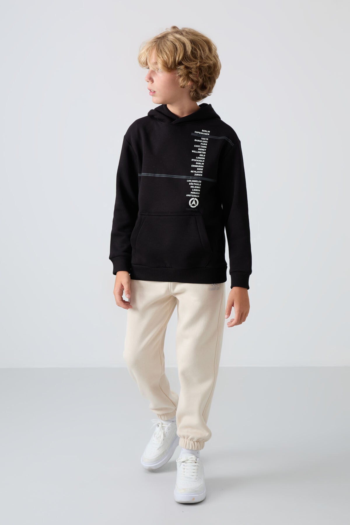 Image of Siyah Pamuklu Kalın İçi Tüylü Yumuşak Dokulu Standart Fit Baskılı Erkek Çocuk Sweatshirt - 11239