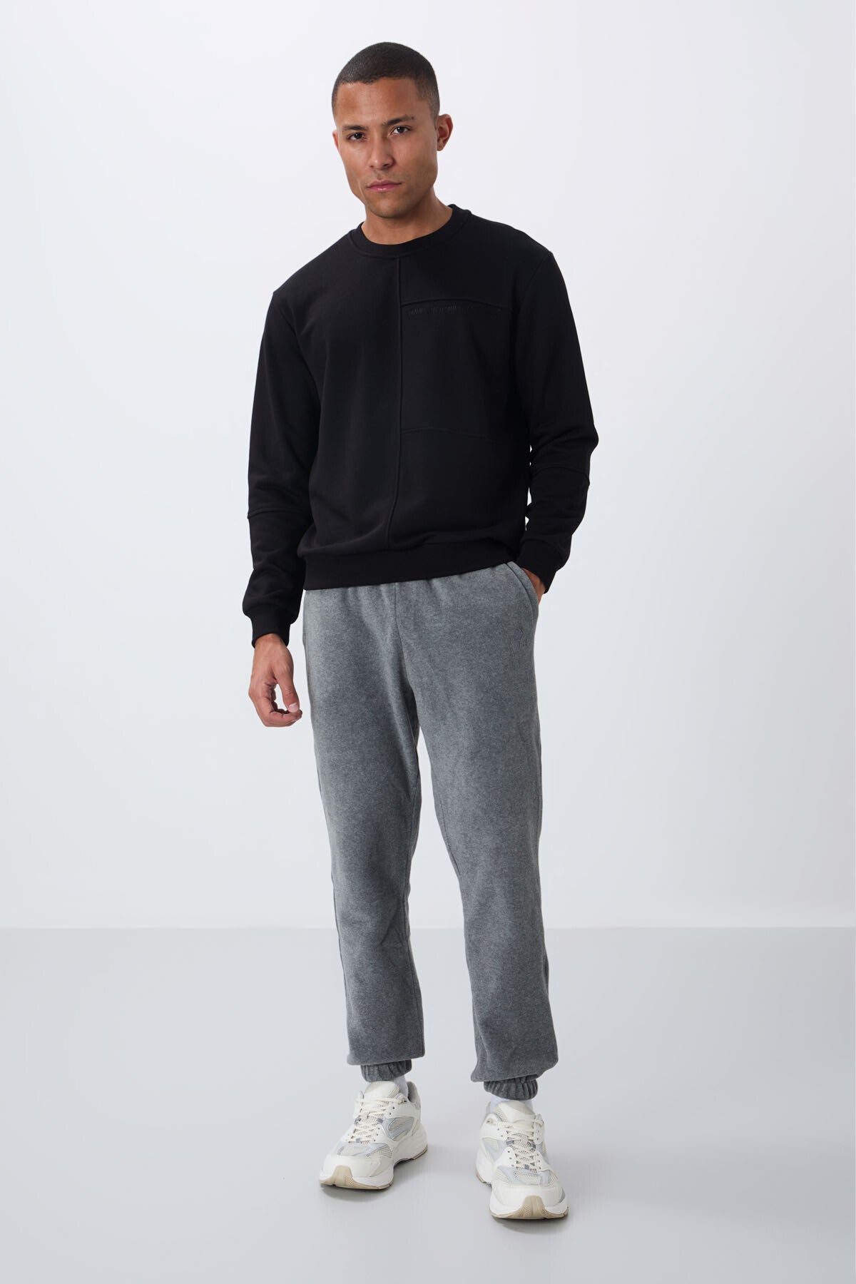 Image of Siyah Kompakt Pamuklu Kalın Pürüzsüz Dokulu O Yaka Standart Fit Erkek Sweatshirt -88405