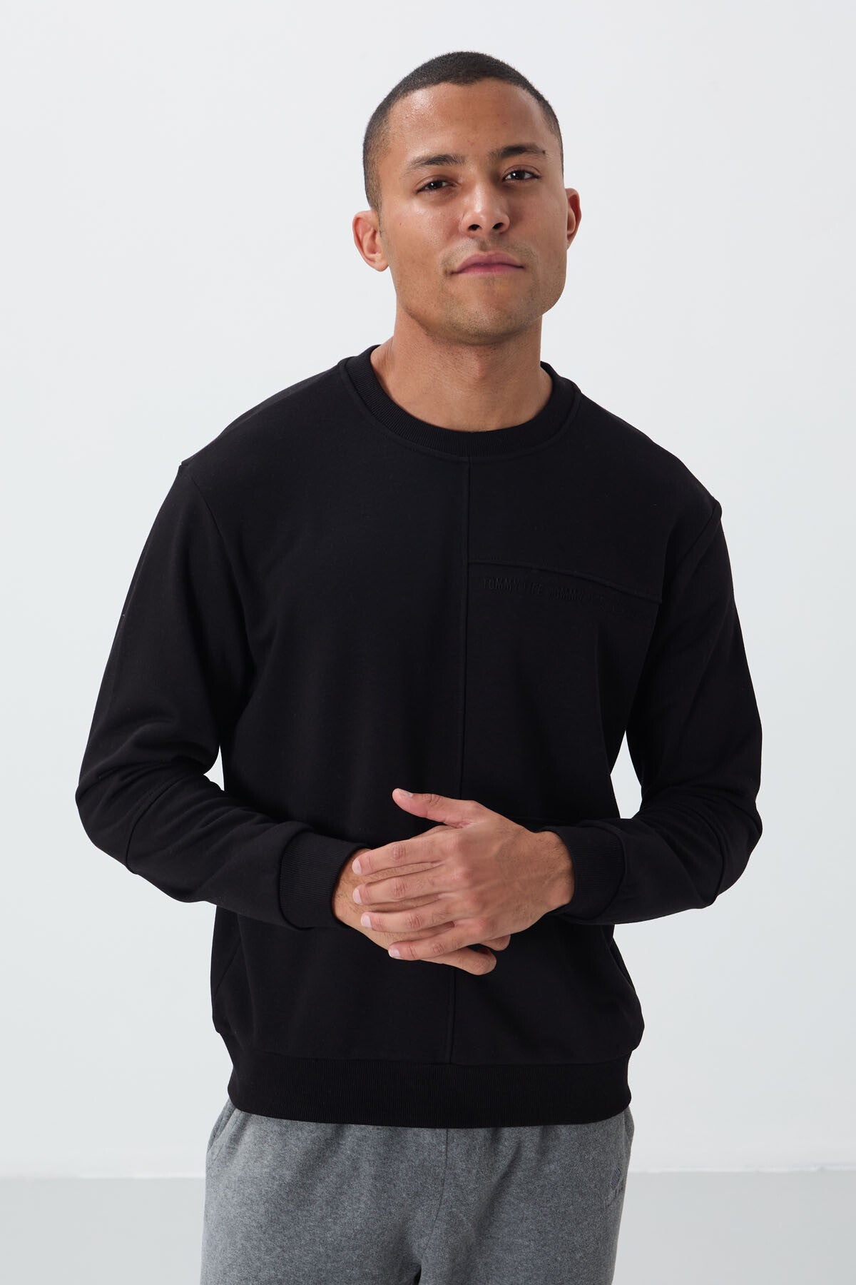 Image of Siyah Kompakt Pamuklu Kalın Pürüzsüz Dokulu O Yaka Standart Fit Erkek Sweatshirt -88405