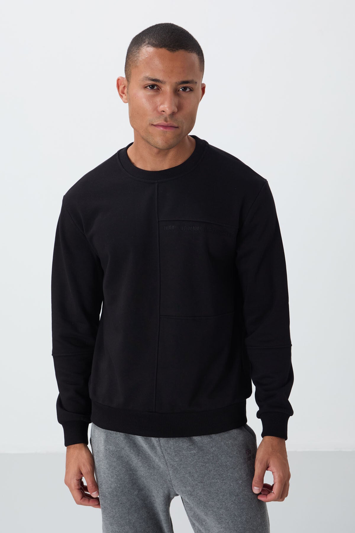Image of Siyah Kompakt Pamuklu Kalın Pürüzsüz Dokulu O Yaka Standart Fit Erkek Sweatshirt -88405